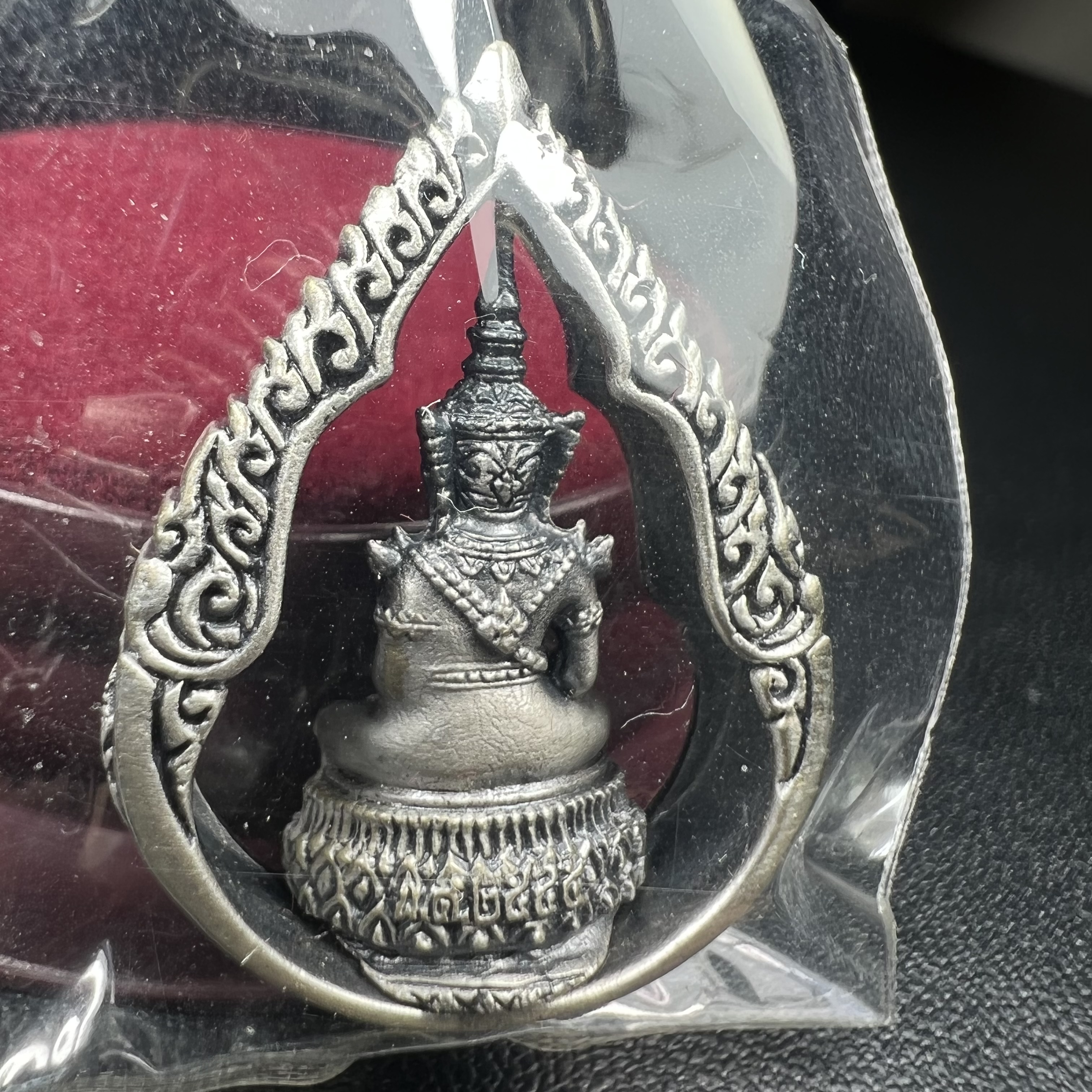 พระแก้วมรกต ภปร.(รุ่นแรก) ปี2545 รุ่นฉลองกรุงรัตนโกสินทร์ครบ 220 ปี พิมพ์ลอยองค์ทรงหยดน้ำ เนื้ออัลปาก้า ชุบเงินลงดำ ขนาด 18*27 มม. พร้อมครอบตั้งโชว์เดิม องค์พระซีนซองเดิม สวยครบสมบูรณ์