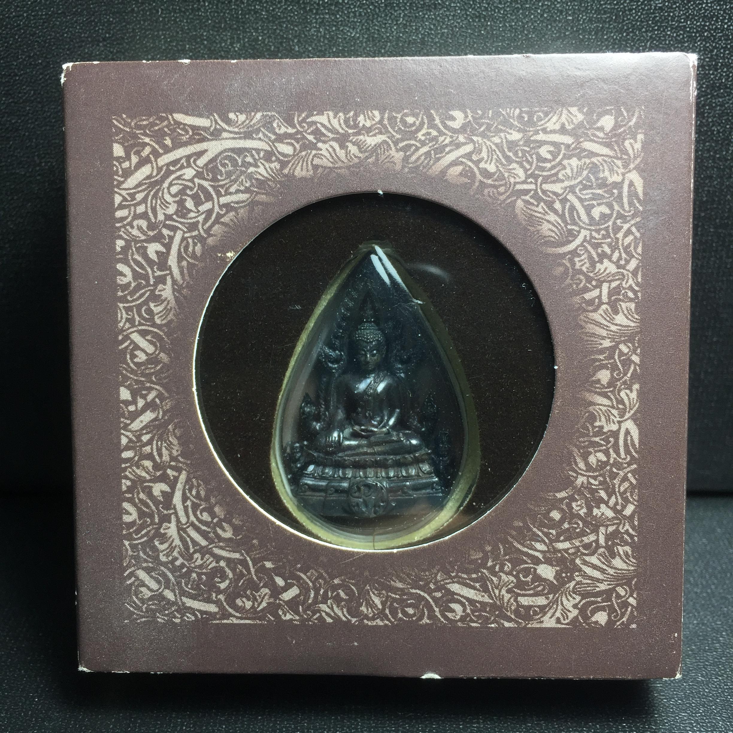 พระพุทธชินราช ภปร. โครงการ "เพราะแผ่นดินนี้ คือ แผ่นดินเกิด" ปี2548(รุ่นแรก) ลอยองค์ หน้าตัก 1/2 นิ้ว เนื้อเงินรมดำ