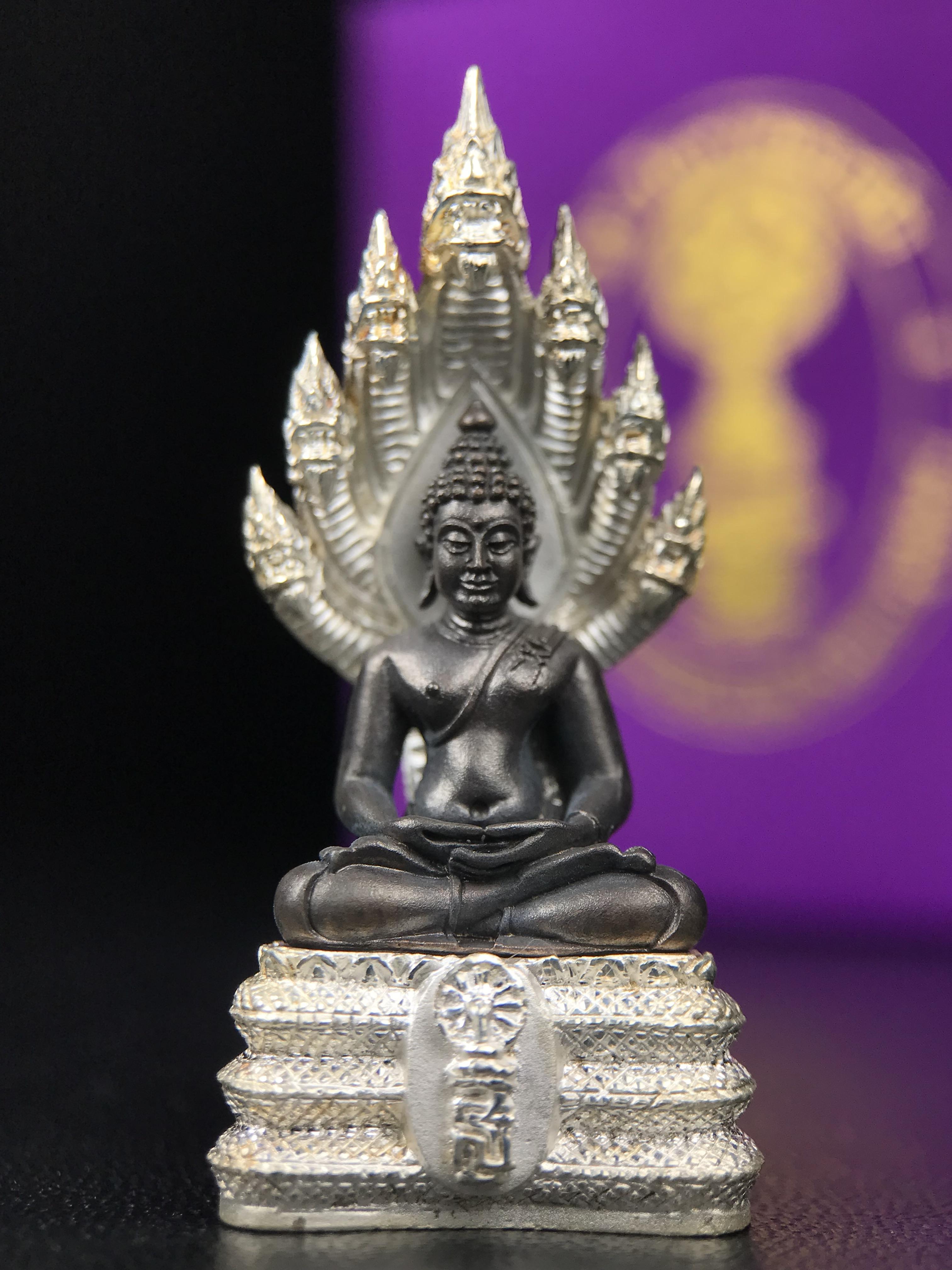 พระนาคปรก สธ. รุ่นสร้างพระอุโบสถเฉลิมพระเกียรติ 4 รอบ 84 พรรษา สมเด็จพระเทพรัตนราชสุดาฯ วัดบวรนิเวศวิหาร ปี 2543 พิมพ์ใหญ่ องค์พระเนื้อนวโลหะ ฐานนาคปรกเนื้อเงิน(สภาพ สวย )พิธีใหญ่ พุทธศิลป์งดงาม หายาก(องค์หมายเลขสวย ๒๖๖) (1 ใน 1999 องค์)