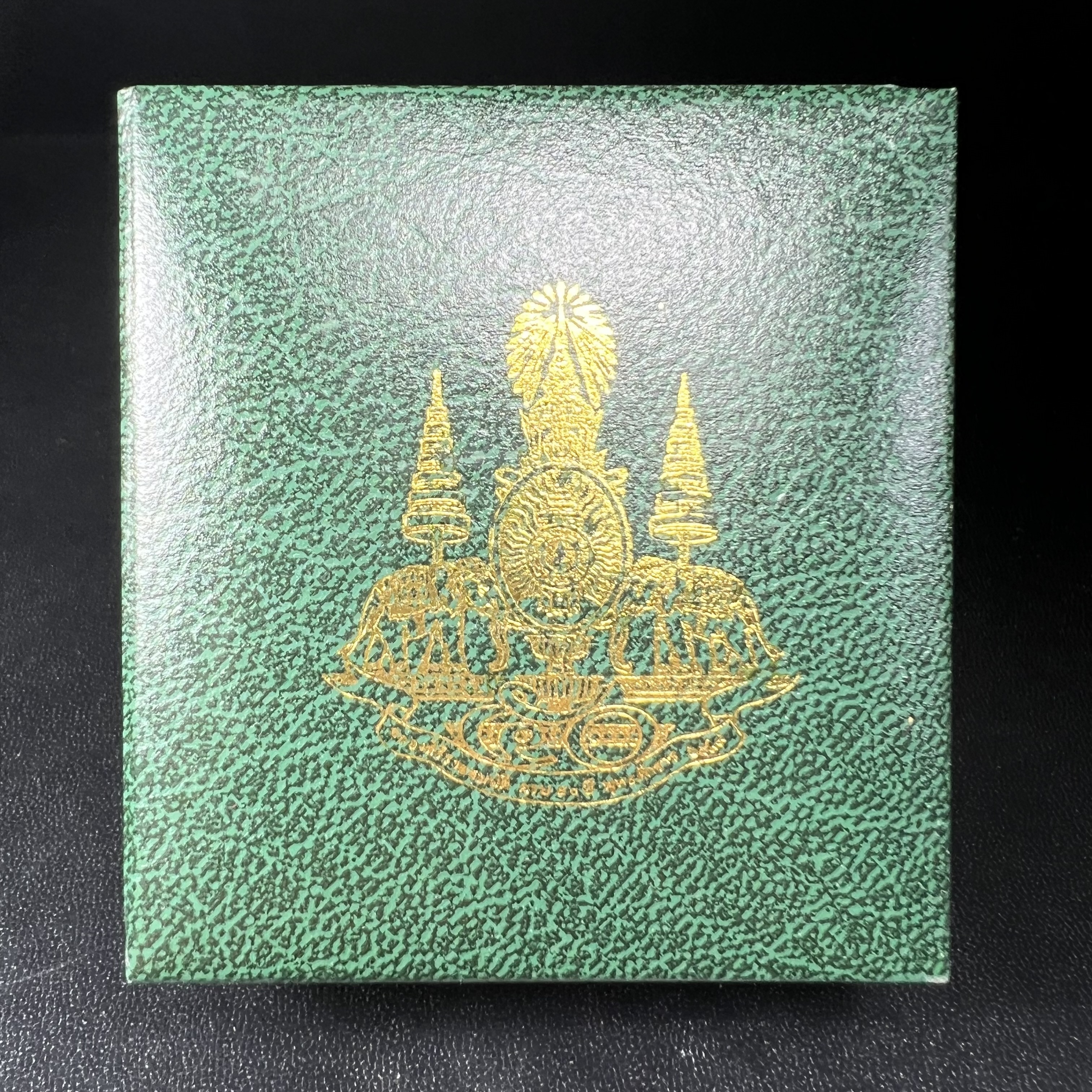 พระโพธิสัตว์อวโลกิเตศวร (เจ้าแม่กวนอิม) รุ่นฉลองปีกาญจนาภิเษก ปี 2540 เนื้อชุบทอง กะไหล่ทอง พ่น ทราย(สวยดุจทองคำ) เทศบาลนครหาดใหญ่จัดสร้างถวายเฉลิมพระเกียรติพระบาทสมเด็จพระเจ้าอยู่หัวทรงครองสิริราชสมบัติครบ 50 ปี(สภาพสวยเดิมพร้อมกล่องบรรจุเดิม)หายาก