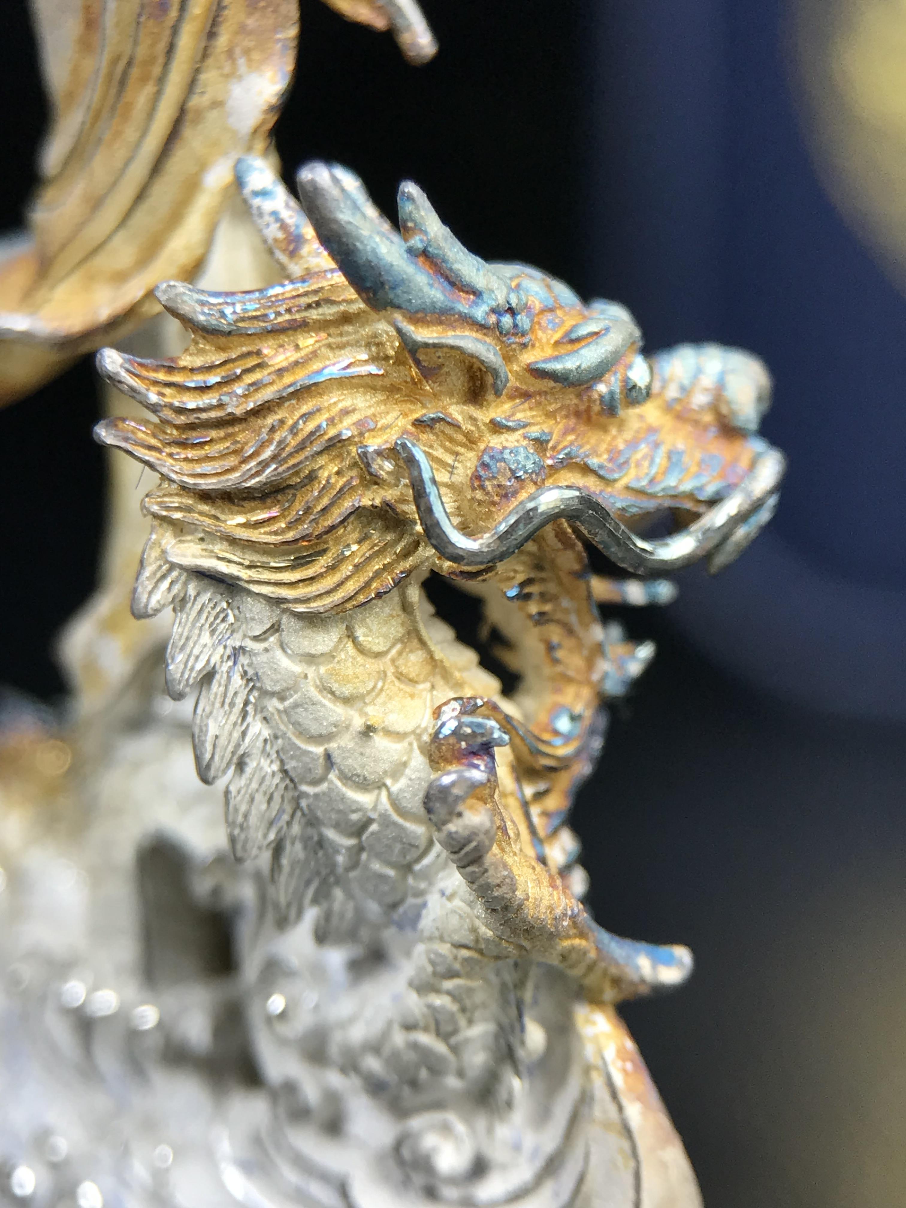 รูปหล่อลอยองค์พระโพธิสัตว์กวนอิม ทรงประทับมังกร จ.ระนอง ปี 2539 เนื้อเงิน พิมพ์ใหญ่(ผิวรุ้งไฟ)(สภาพผิวเดิมขึ้นสีรุ้งธรรมชาติสวยแบบนิยม)(เสน่ห์พระเนื้อเงินสีสันที่ธรรมชาติสรรค์สร้าง)เฉลิมฉลองในวโรกาสที่พระบาทสมเด็จพระเจ้าอยู่หัวทรงครองสิริราชสมบัติครบ50ปี