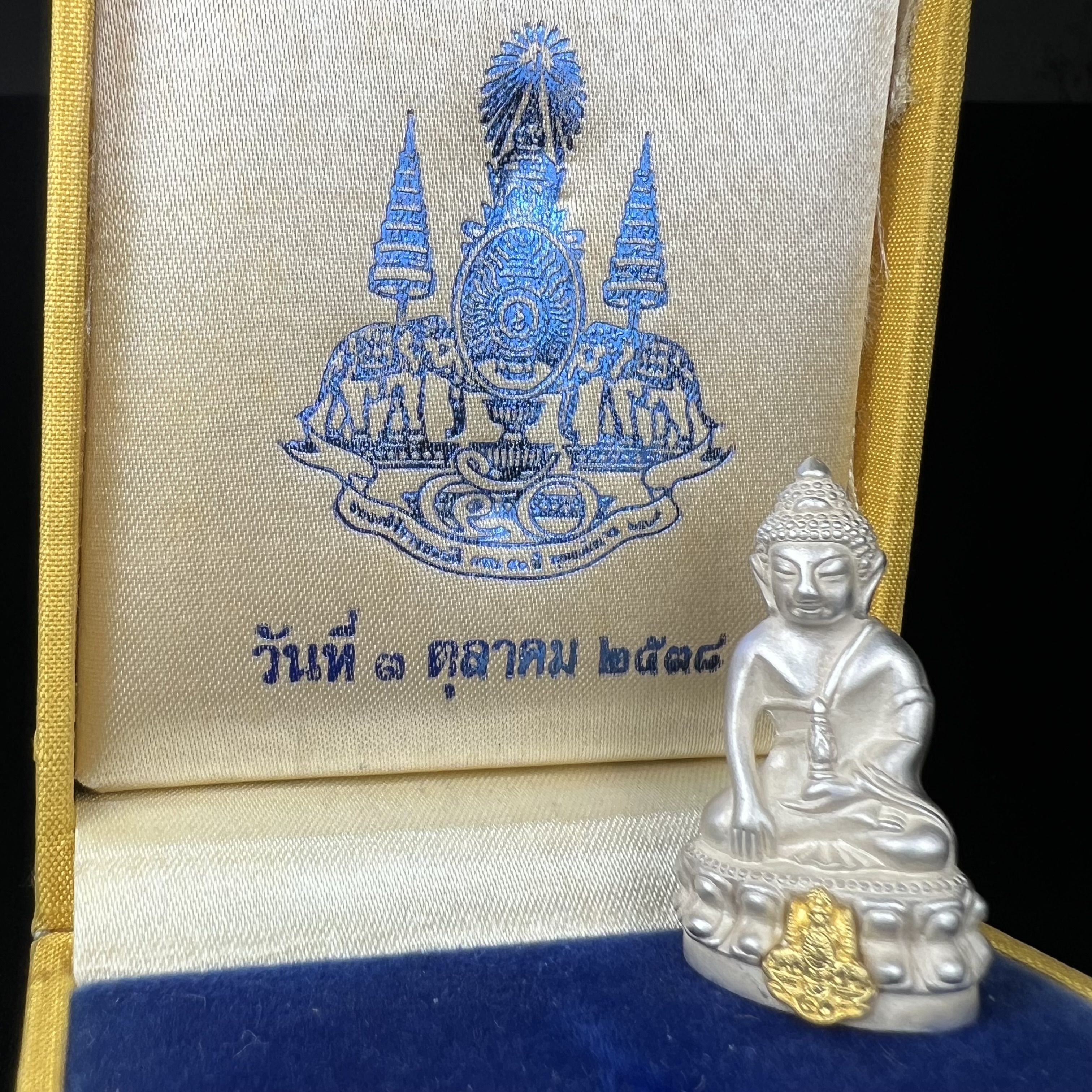 พระกริ่งสมเด็จญาณ วัดบวรนิเวศวิหาร เนื้อเงินบริสุทธิ์ 92.5% ตรากาญจนาภิเษกทองคำ(เนื้อทองคำแท้) พระราชทานแจกเมื่อ 3 ตุลาคม 2538 จัดสร้างในวโรกาส สมเด็จพระญาณสังวร สมเด็จพระสังฆราช ฉลองพระชนมายุครบ 82 พรรษา และฉลองครองราชสมบัติครบ 50 ปี รัชกาลที่ 9 (หายาก)