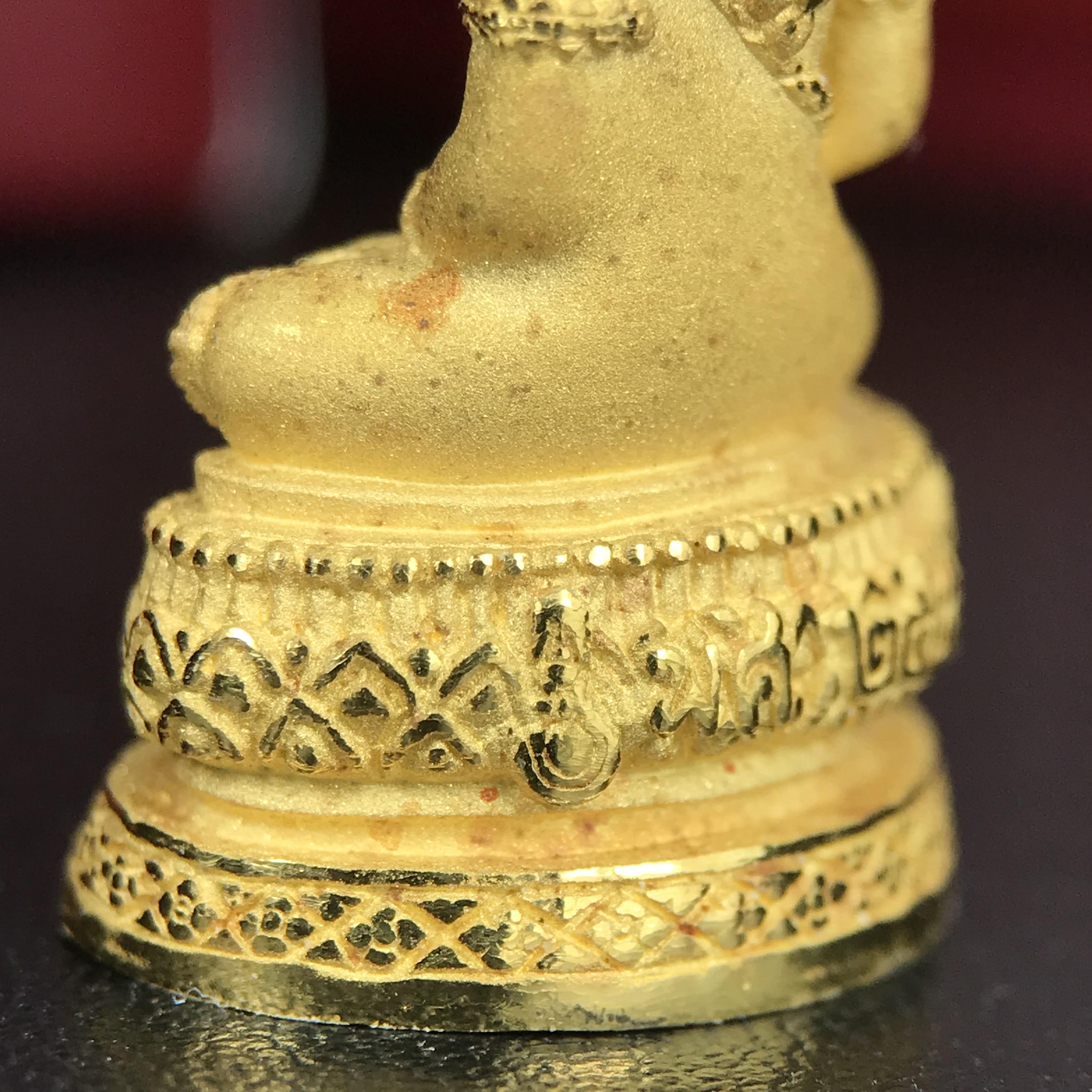 พระแก้วมรกต ภปร.(รุ่นแรก) ปี2545 รุ่นฉลองกรุงรัตนโกสินทร์ครบ 220 ปี พิมพ์ลอยองค์ใหญ่ เนื้อทองคำบริสุทธิ์ 96.5%(15.2 กรัม) ขนาด 19*35 มม.ครบสมบูรณ์(องค์หมายเลข ๓๓)(เลขคู่สวย)สุดยอดมงคลแผ่นดินที่ควรเก็บรักษา บูชาเป็นมงคลชีวิต(สวยงามและหายากมาก)(1ใน1000องค์)