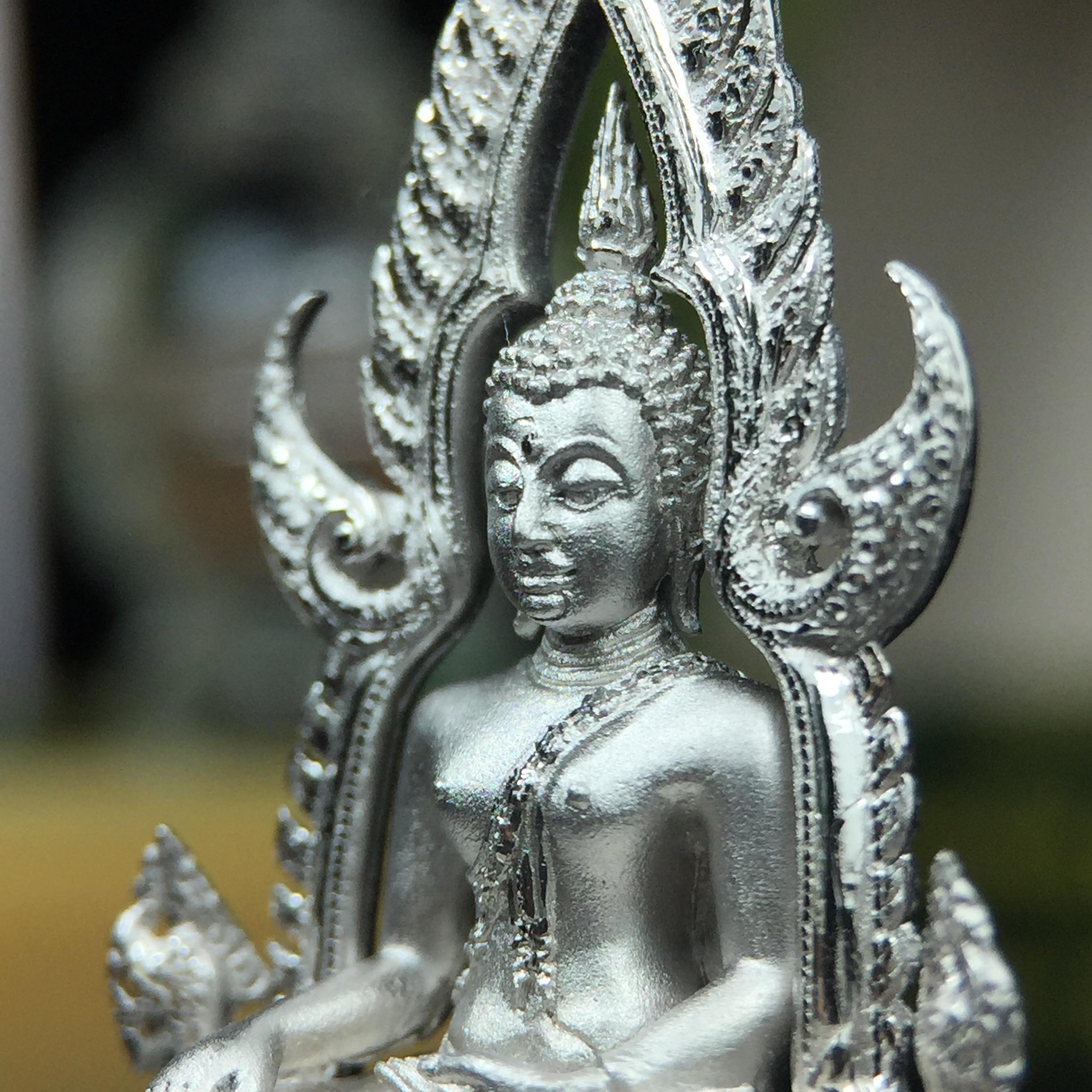 พระพุทธชินราช(จำลอง) ภปร. 84 พรรษา ปี 2554 เนื้อเงินชุบทองคำขาว พิมพ์กลางขนาดหน้าตัก 1/2 นิ้ว(พระราชทานมวลสาร จิตรลดาและเส้นพระเจ้า(เส้นผม)รัชกาลที่9)พุทธศิลป์ทรงคุณค่าอีกหนึ่งรุ่นยอดนิยม(องค์หมายเลขสวย เลขคู่ 1155)