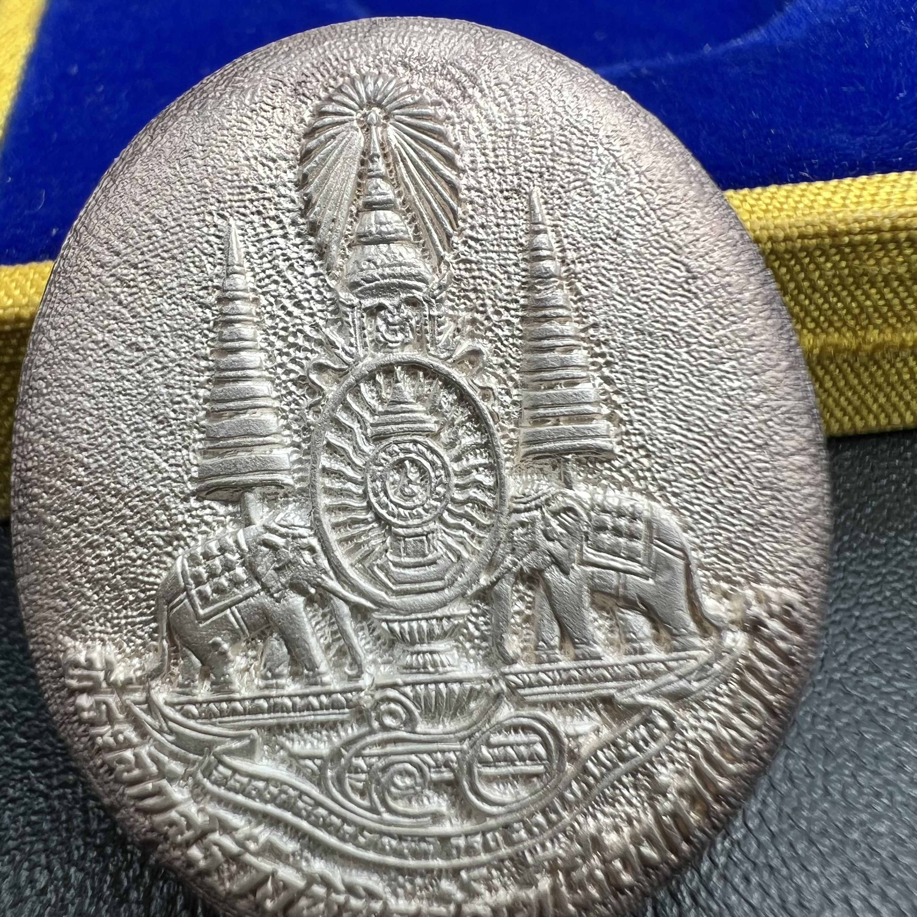 เหรียญรูปเหมือนพระญาณวิทยาคมเถร (หลวงพ่อคูณ ปริสุทโธ)ชุดกาญจนาภิเษกครองราชย์ครบ 50 ปี เนื้อเงิน วัดบวรนิเวศวิหาร ปี พ.ศ. 2538(จัดสร้างได้เหมือนหลวงพ่อคูณมาก มีรายละเอียดและความคมชัดสูง ลูกศิษย์ท่านไม่ควรพลาด วิจิตรศิลป์และพุทธศิลป์งดงาม)พิธีใหญ่