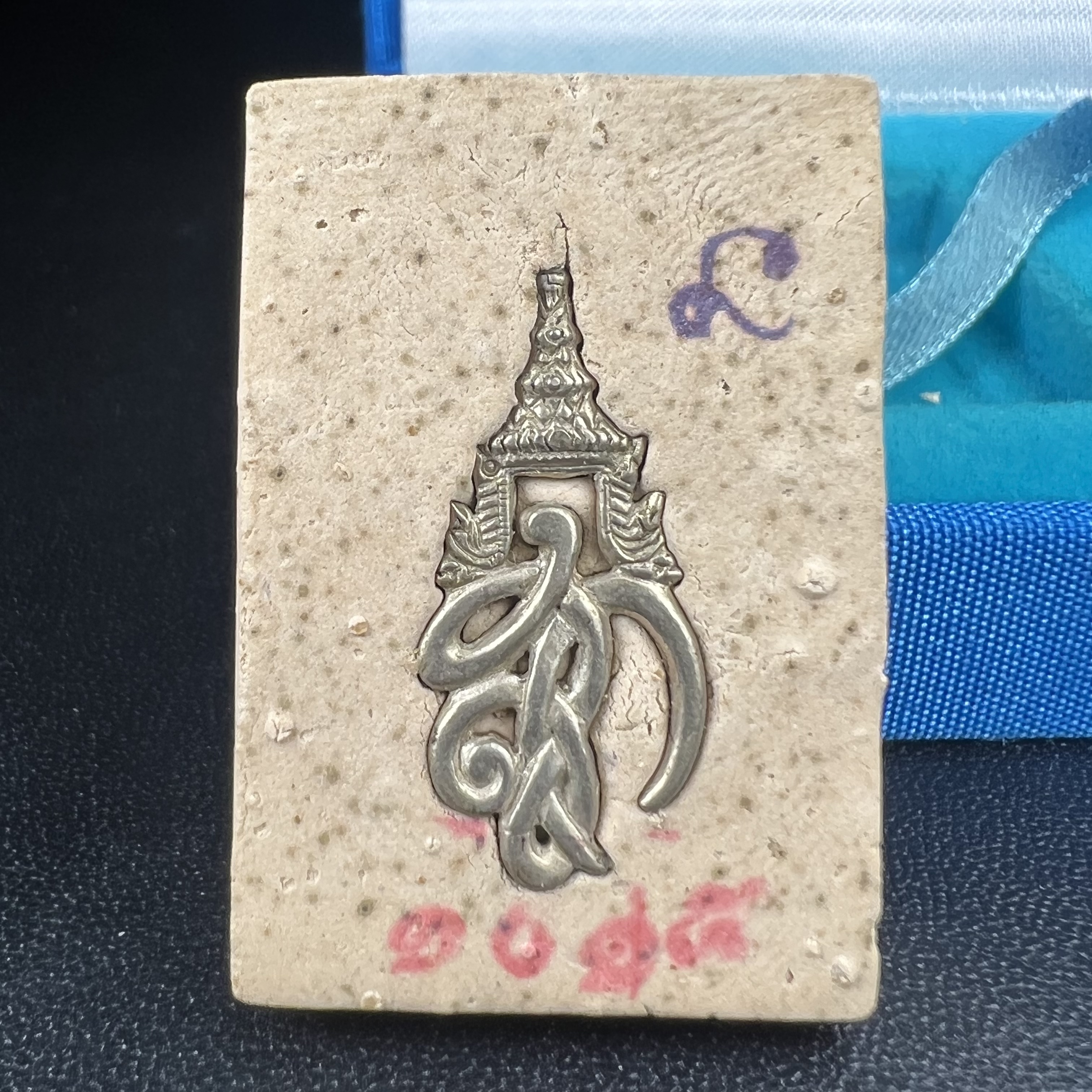 พระหลวงพ่อทวด สก. วัดห้วยมงคล ประเภทเนื้อบางขุนพรมพิเศษ เนื้อสมเด็จบางขุนพรมพิมพ์สี่เหลี่ยมกรรมการใหญ่ หลังพระนามาภิไธย สก. เงิน ปี 2544(รุ่นแรก) กรรมการ นะ ม่วง(มีหมายเลข)(1 ใน 2546 องค์) (คุ้มครองปลอดภัย แคล้วคลาด พิธีใหญ่ มวสสารดี)