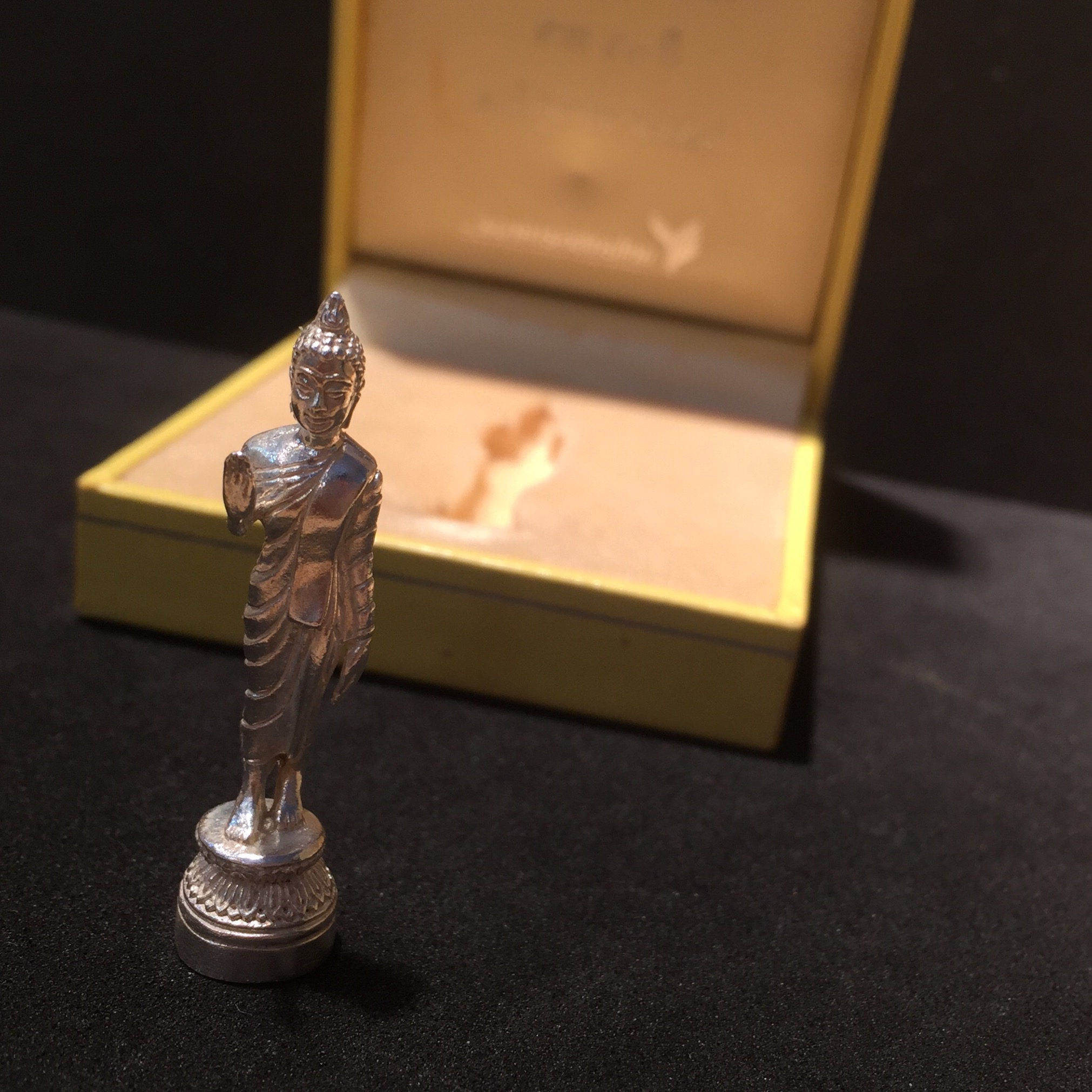 พระพุทธอภัยมงคลสมังคี ลอยองค์เนื้อเงิน สร้างเนื่องในมงคลโอกาสที่พระบาทสมเด็จพระเจ้าอยู่หัว ทรงครองสิริราชสมบัติครบ ๕๐ ปี พ.ศ.๒๕๓๙ ด้านหน้าประดิษฐานตราสัญลักษณ์งานฉลองสิริราชสมบัติครบ ๕๐ ปี