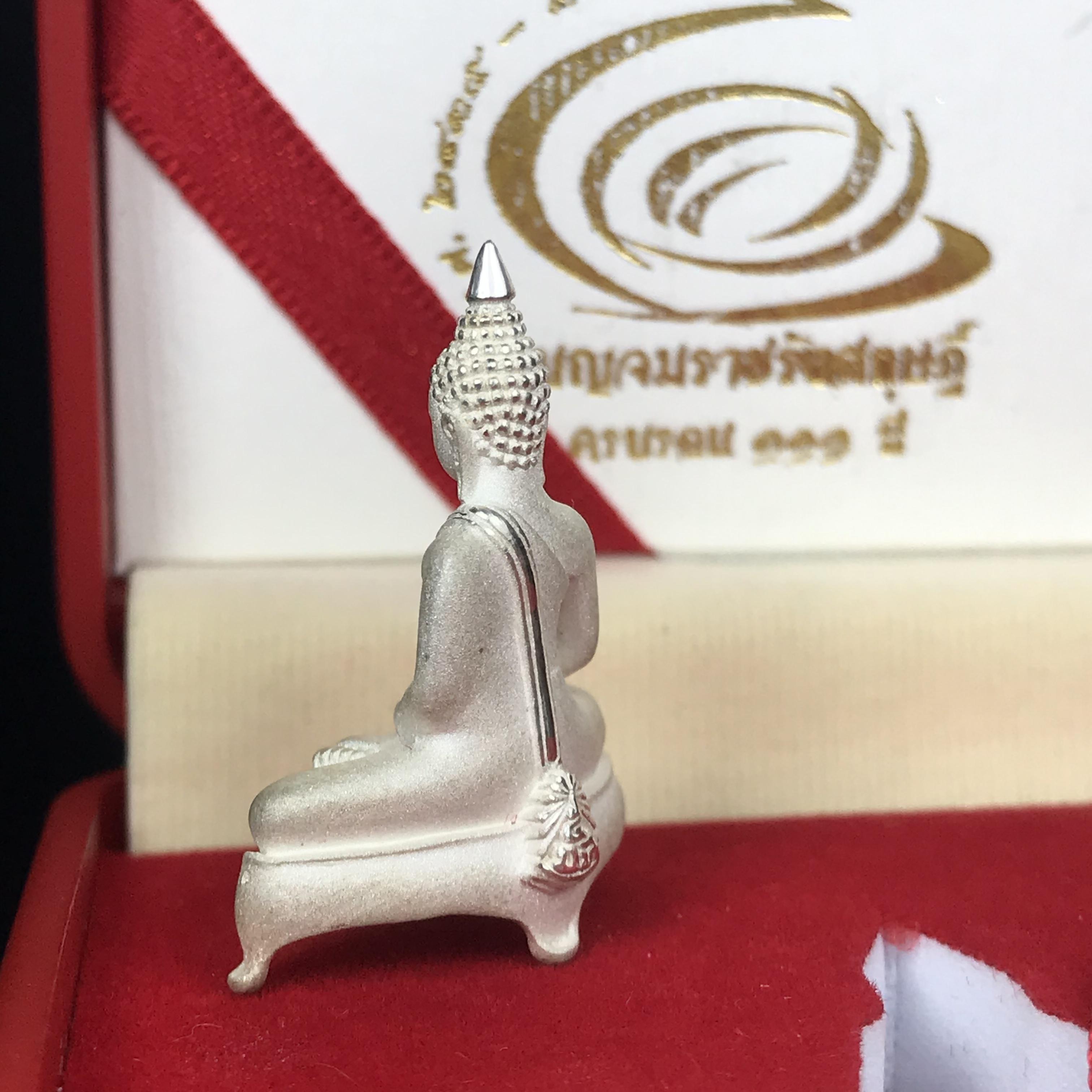 พระยอดธง หลวงพ่อโสธร รุ่น 111 ปี โรงเรียนเบญจมราชรังสฤษฏิ์ เนื้อเงิน ปี 2546 (1 ใน 3000 องค์)