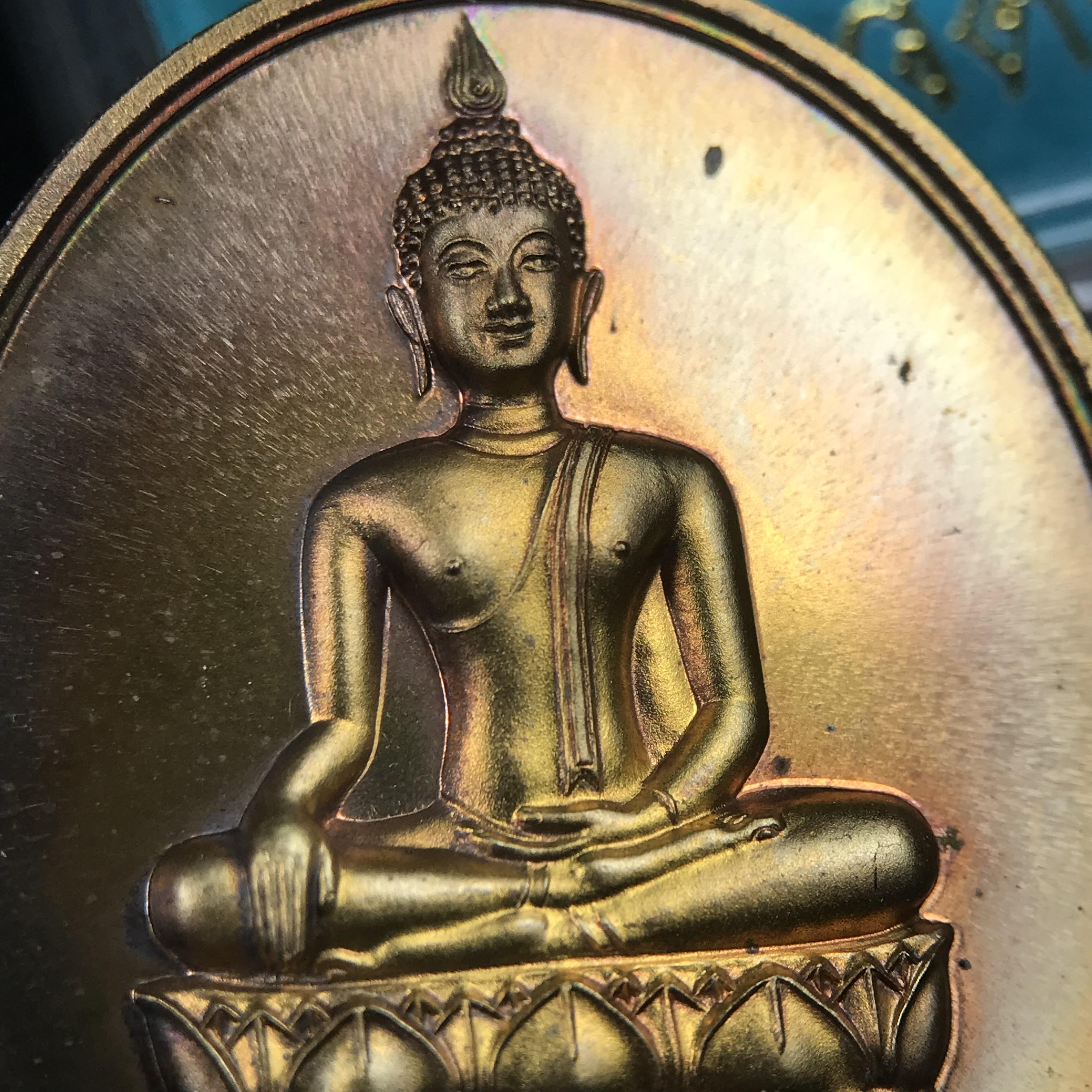 พระพุทธนวราชบพิตร ภปร. ที่ระลึก 7รอบ 84พรรษา ในหลวงรัชกาลที่ 9 วัดตรีทศเทพ จัดสร้าง พ.ศ. 2554 เหรียญเนื้อนวโลหะสภาพสวยกล่องเดิมครบ ตอกโค๊ตและหมายเลข ๓๑๑ (1 ใน 999 เหรียญ)หายากพบเจอน้อยมาก***นิมิตหมายแห่งคุณพระรัตนตรัย และความผูกพันระหว่างพระมหากษัตริย์กับ