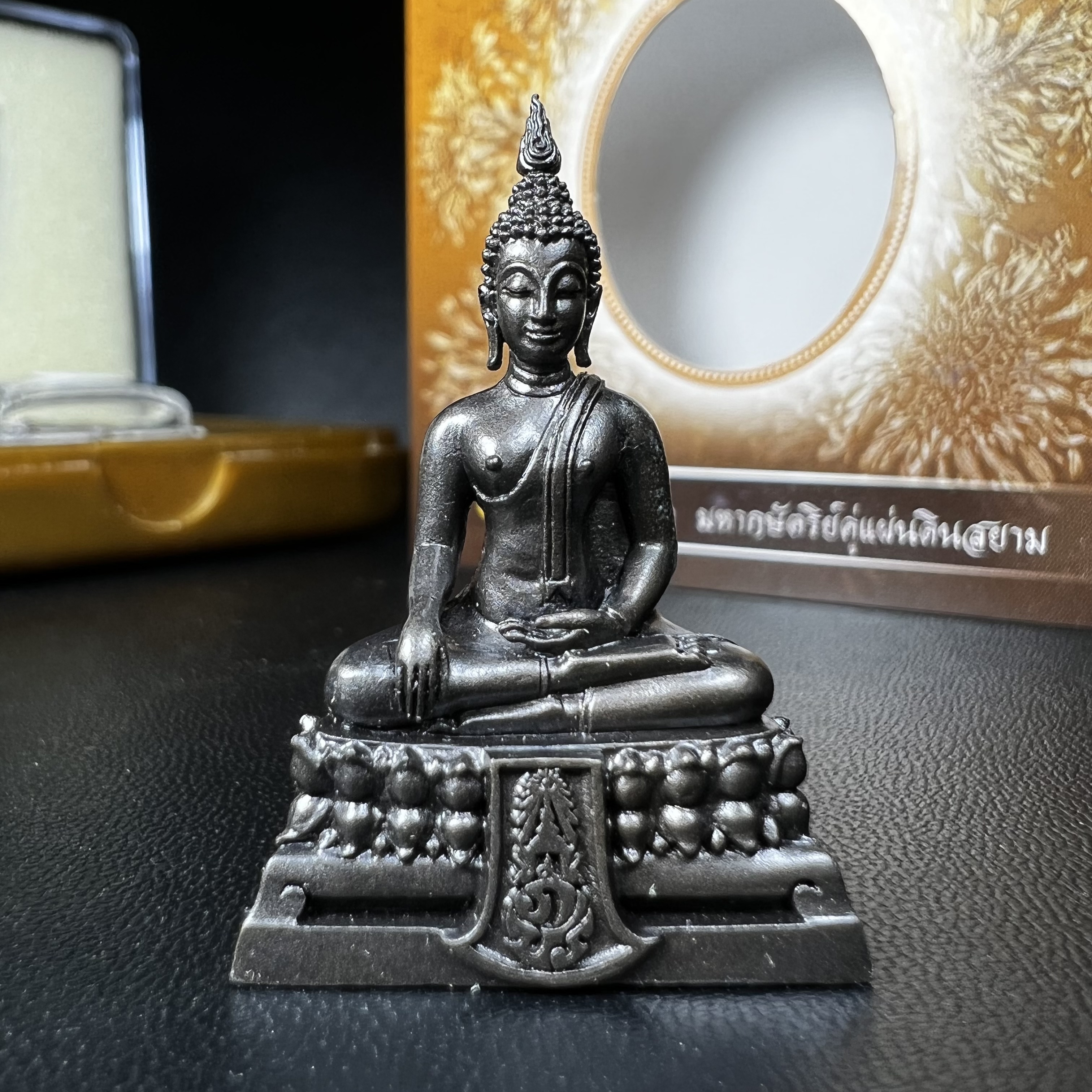 พระพุทธรูปคุ้มเกล้า ภปร. มหามงคล 80พรรษา “รุ่นเย็นศิระเพราะพระบริบาล 80พรรษา มหากษัตริย์คู่แผ่นดินสยาม” เนื้อนวโลหะรมดำ พิมพ์ใหญ่ ขนาด 18*35 มม.