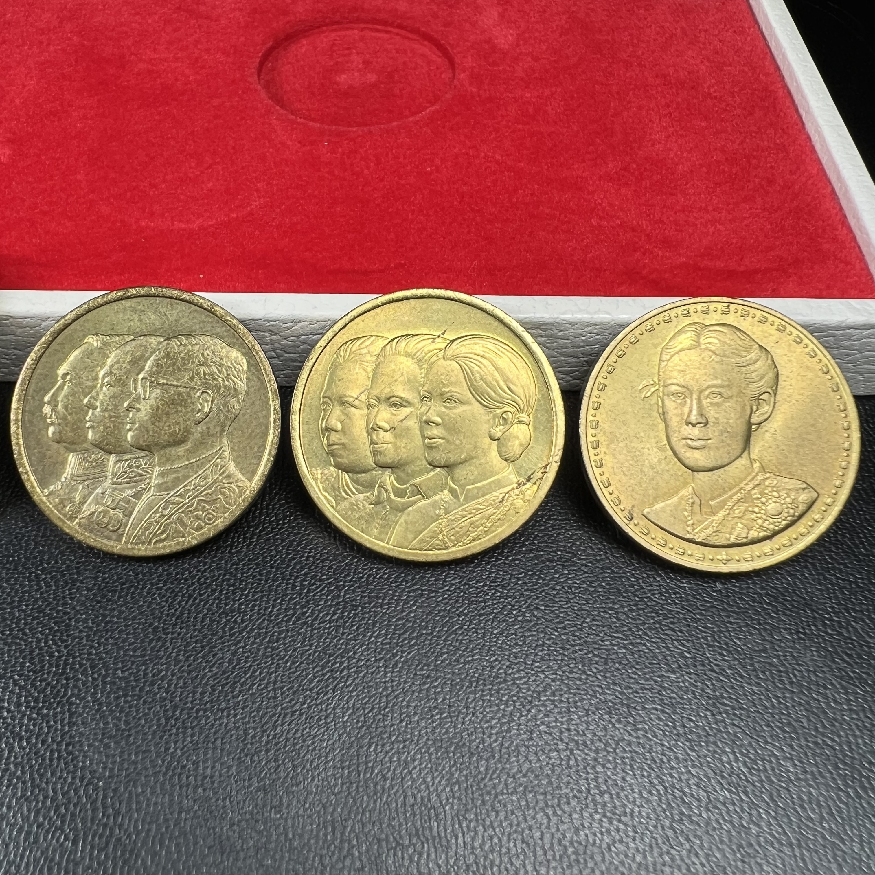 ชุดที่ระลึกครบ 72 ปี โรงพยาบาลจุฬาลงกรณ์ สภากาชาดไทย 30 พฤษภาคม พ.ศ.2529(ในหลวงรัชกาลที่9เสด็จในพิธี)พระดี พิธีใหญ่ มวลสารเส้นเกศาในหลวงรัชกาลที่ 9 ประกอบพิธีพุทธาภิเษกพร้อมกับพิธีพระกริ่งปวเรศ ปี2530 วัดบวรนิเวศและวัดพระแก้ว