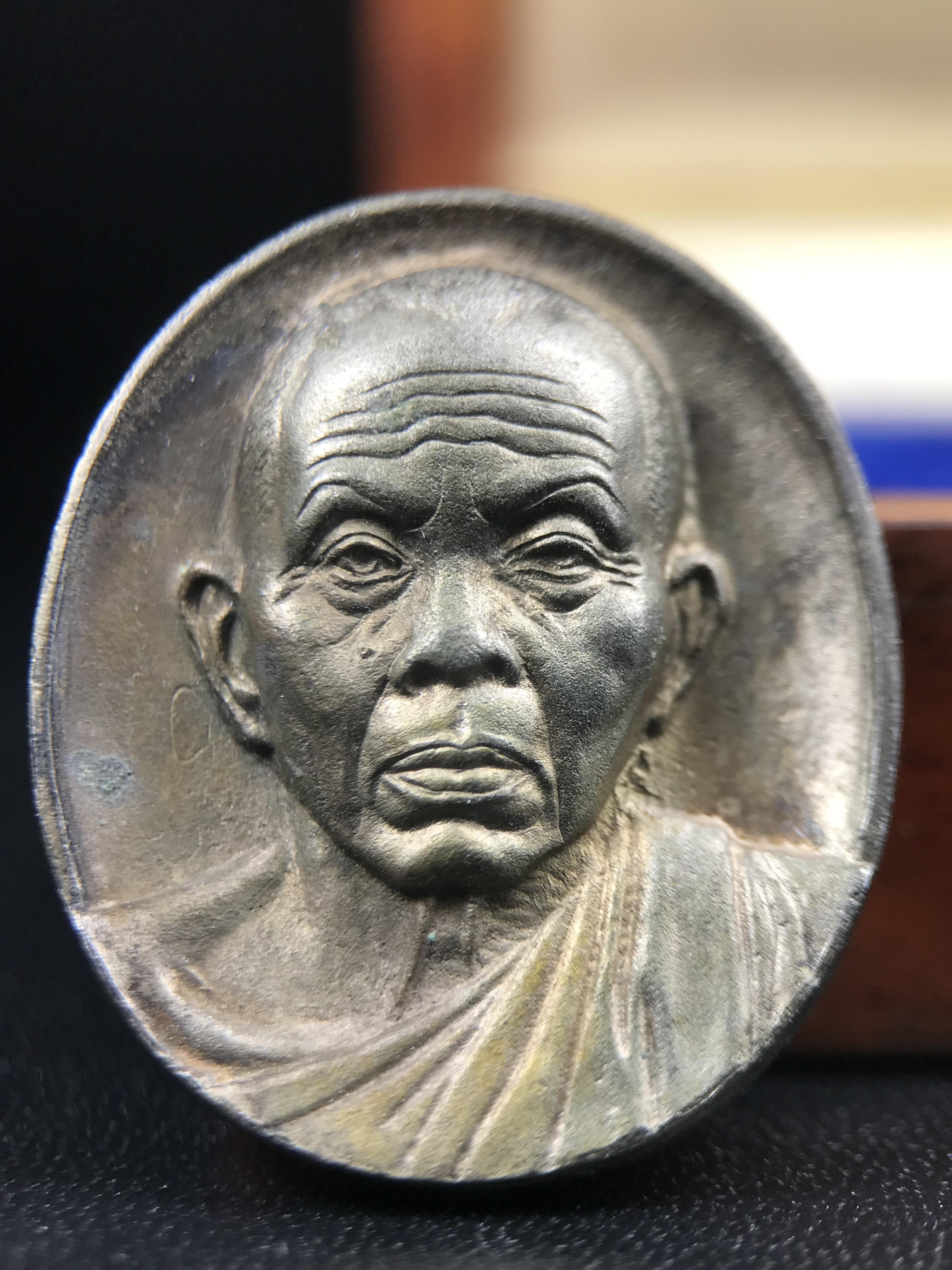 เหรียญรูปเหมือนพระญาณวิทยาคมเถร (หลวงพ่อคูณ ปริสุทโธ)ชุดกาญจนาภิเษกครองราชย์ครบ 50 ปี วัดบวรนิเวศวิหาร ปี 2538 เหรียญหล่อเนื้อนวโลหะ(พิเศษกรรมการมีรอยจาร ตอกโค๊ดหมายเลข ๓๒๗)(หายากพบเจอน้อยมาก)(พร้อมกล่องบรรจุเดิมลายไม้สีน้ำตาลมีตรากาญจนา) พิธีใหญ่