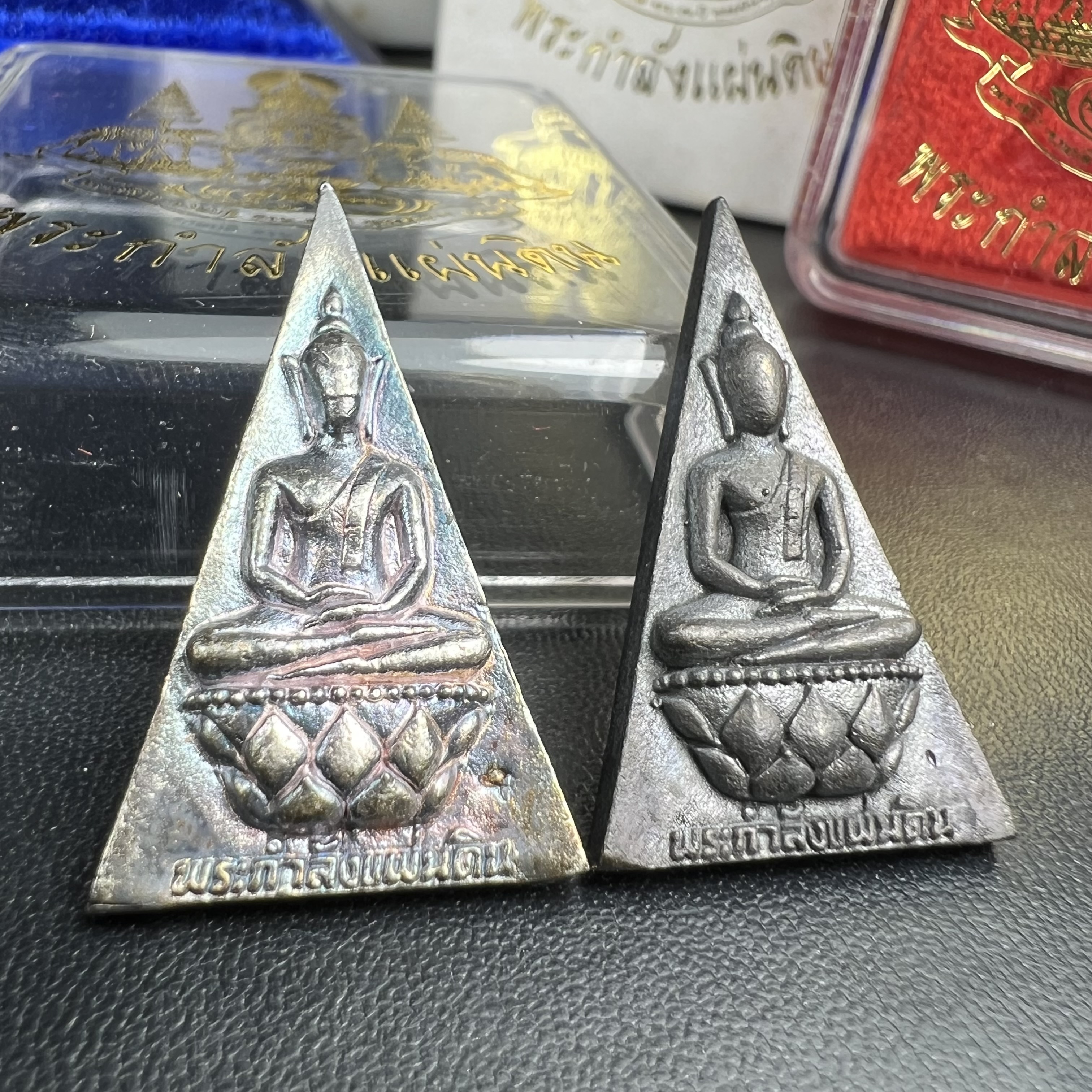 พระกำลังแผ่นดิน (สมเด็จจิตรลดา2) จัดสร้างเฉลิมพระเกียรติ ร.9 ครองราชย์ 50 ปี 2539 เนื้อเงิน(ผิวเดิมกลับดำ รุ้งๆสวย)+เนื้อนวโลหะ(สร้างน้อยหายาก)พร้อมกล่องบรรจุเดิมครบสมบูรณ์(1ใน2539องค์)