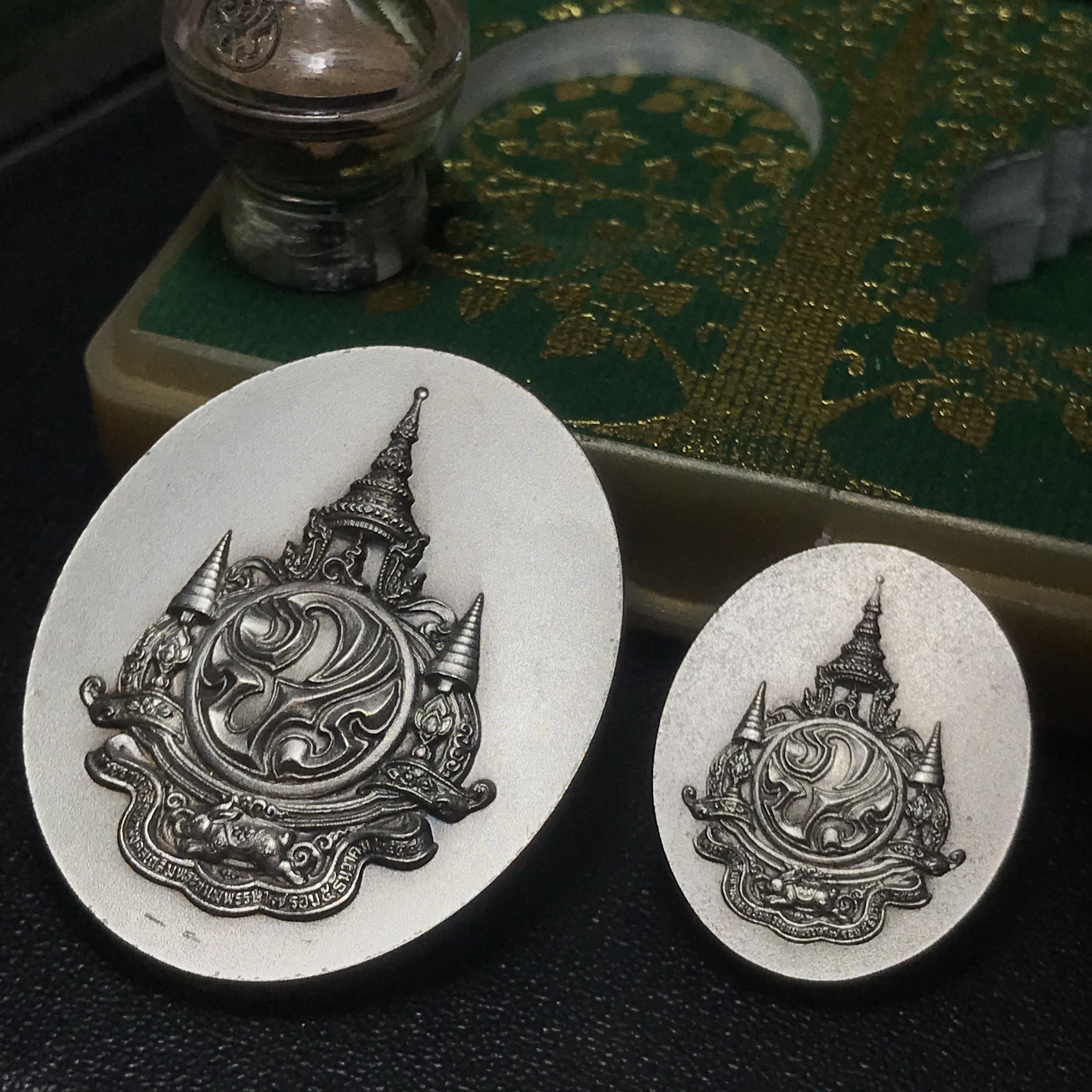 เหรียญพระบรมรูปหล่อพระบาทสมเด็จพระเจ้าอยู่หัว 84 พรรษา เนื้อเงินรมดำขัดวินอล พิมพ์ใหญ่+พิมพ์เล็ก(บรรจุมวลสาร จิตรลดา เส้นเกศาในหลวงรัชกาลที่9 พระราชทาน ลงในใจกลางเหรียญ)