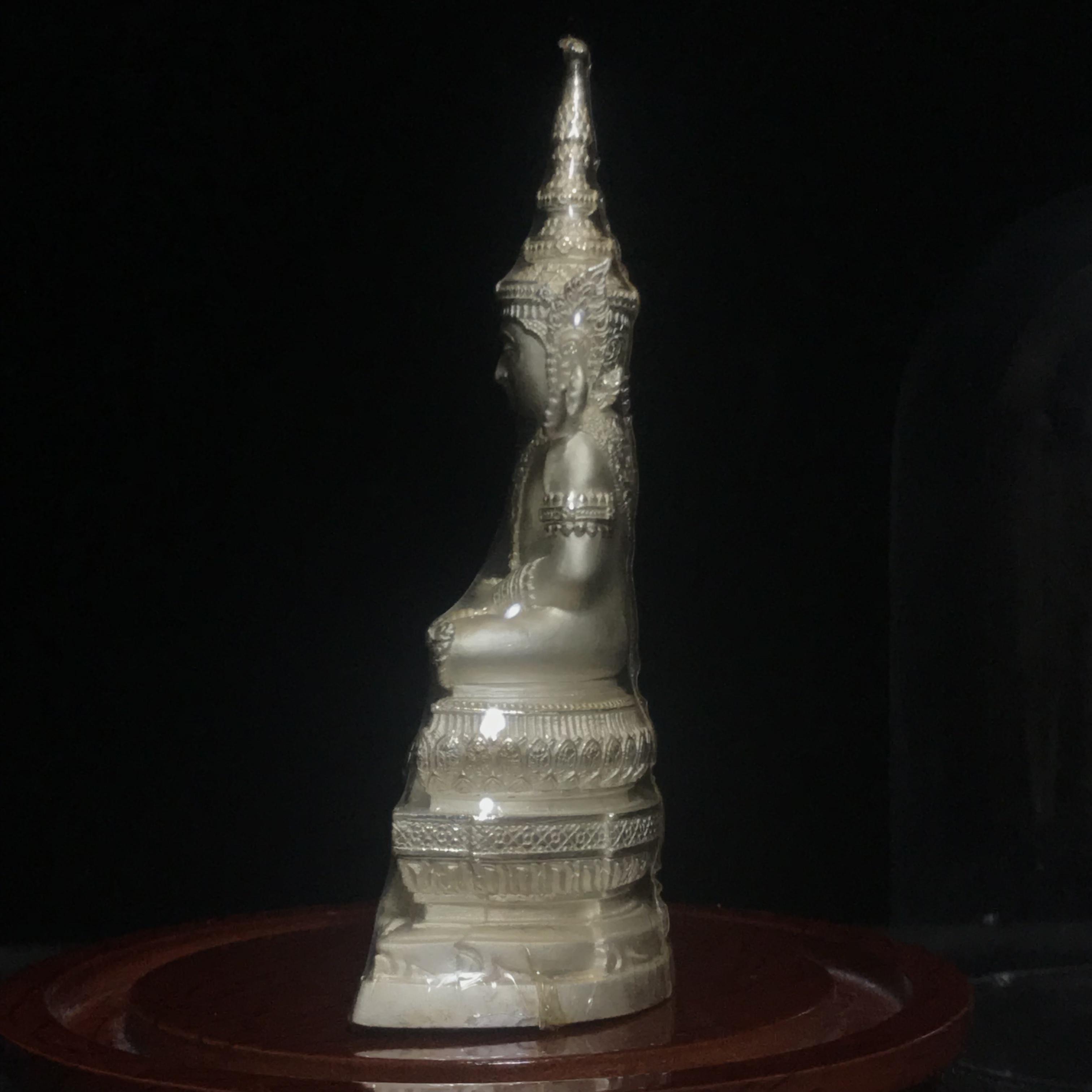 พระแก้วมรกต ภปร. ปี2547 จัดสร้างโดย รพ.ภูมิพลฯ เนื้อเงิน ลอยองค์ หน้าตัก 2 นิ้ว ครอบแก้วเดิม องค์พระซีนเดิมสวยคงสภาพเดิม(1ใน3000องค์)