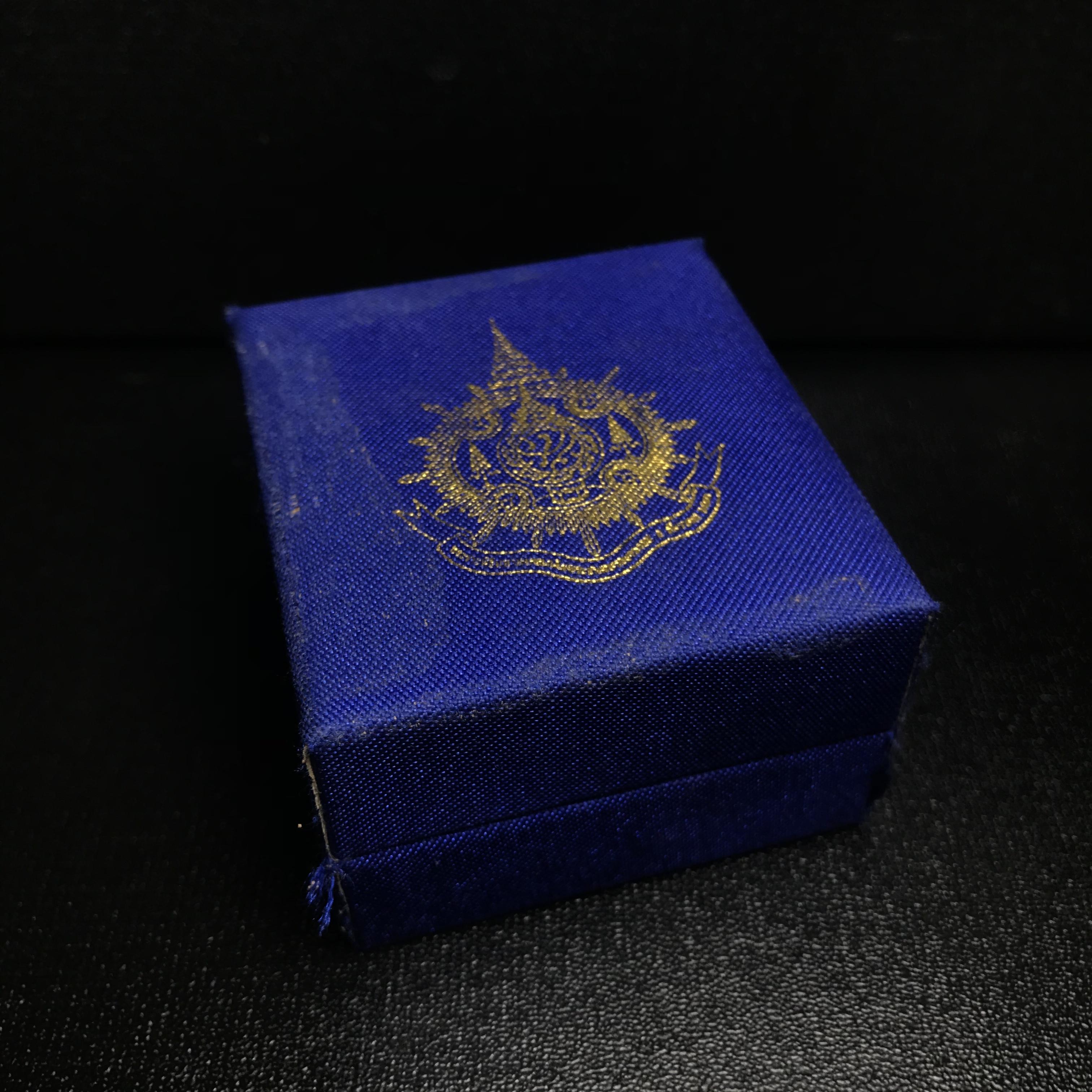 พระกริ่งไพรีพินาศ เฉลิมพระเกียรติ พระบาทสมเด็จพระเจ้าอยู่หัวรัชกาลที่9 พระชนมพรรษา 6 รอบ ปี2542เนื้อสัมฤทธิ์(บรรจุเหล็กไหล)ดีนอก-ดีใน