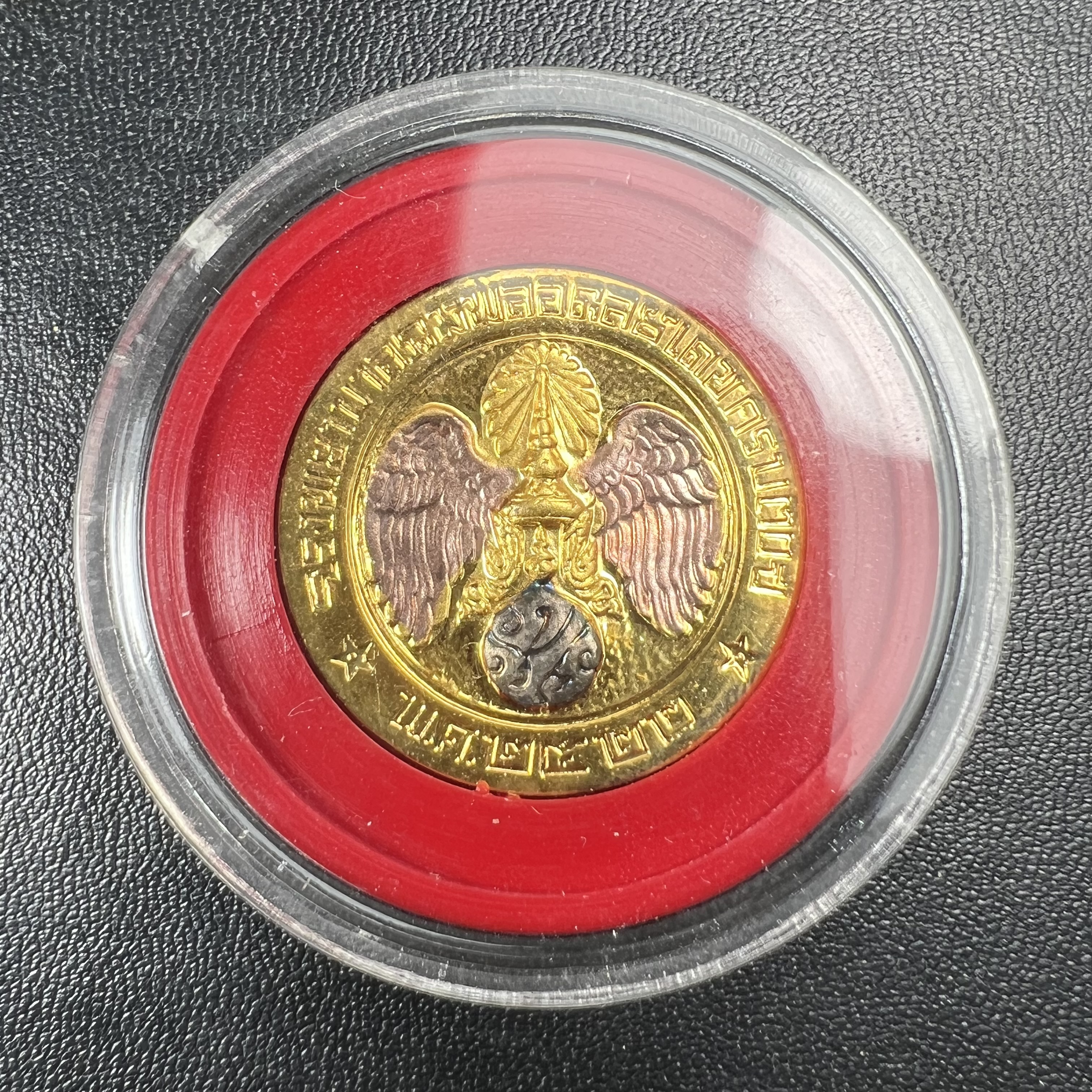 วัตถุมงคลคุ้มเกล้าฯ มหามงคลเฉลิมพระชนมพรรษา 6 รอบ รัชกาลที่ 9 ชุดพิเศษกรรมการ(หายาก) (ในหลวงรัชกาลที่9 ทรงจุดไฟพระฤกษ์และเททอง พิธีใหญ่)ยอดนิยมหายาก