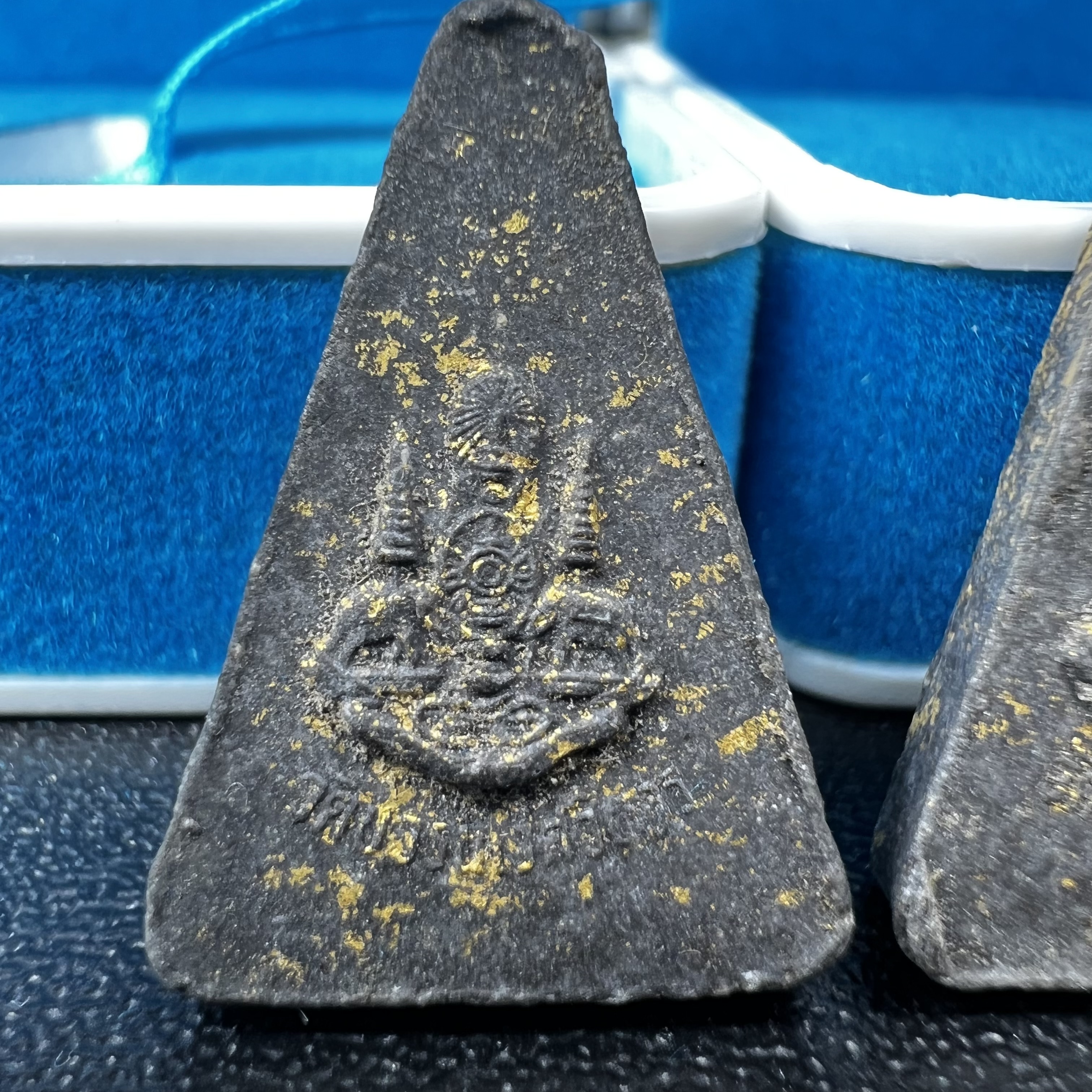 พระกำลังแผ่นดิน พระราชทาน วัดบวรนิเวศวิหาร ปี2539 พิมพ์เล็กหน้ากากเงิน (ในหลวง รัชกาลที่ 9 พระราชทานมวลสารจิตรลดา)นิยมหายาก