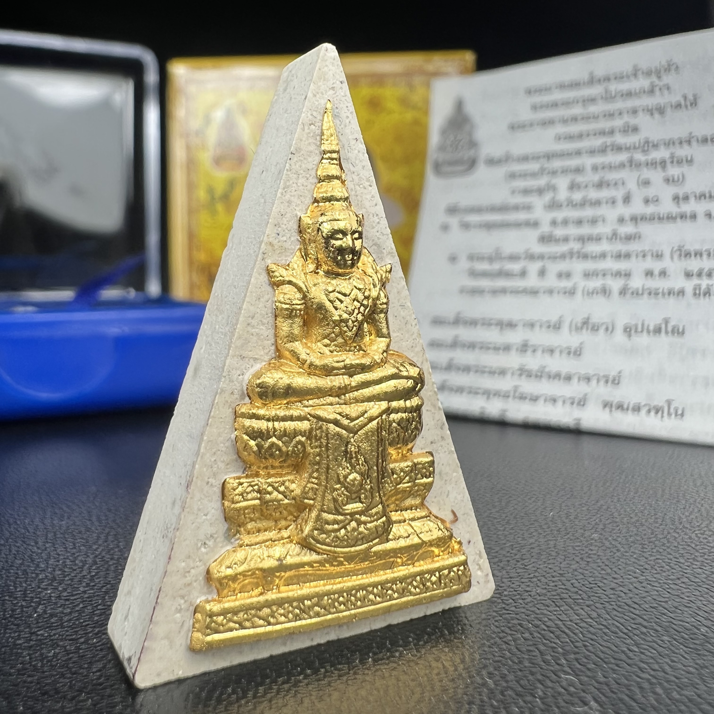 พระแก้วมรกต(จำลอง)ทรงเครื่องฤดูร้อน พระผงบูชา ด้านหน้าปิดทอง ด้านหลังตราฉลองสิริราชสมบัติครบ 60ปี เนื้อเงินขึ้นสีรุ้งธรรมชาติสร้างสรรค์งดงาม(รุ่นนี้ได้พระราชทานเส้นพระเจ้า(เส้นผม)รัชกาลที่9ในการจัดสร้าง)***องค์นี้พิเศษมองเห็นเส้นผมติดอยู่ด้านหลังชัดเจน***