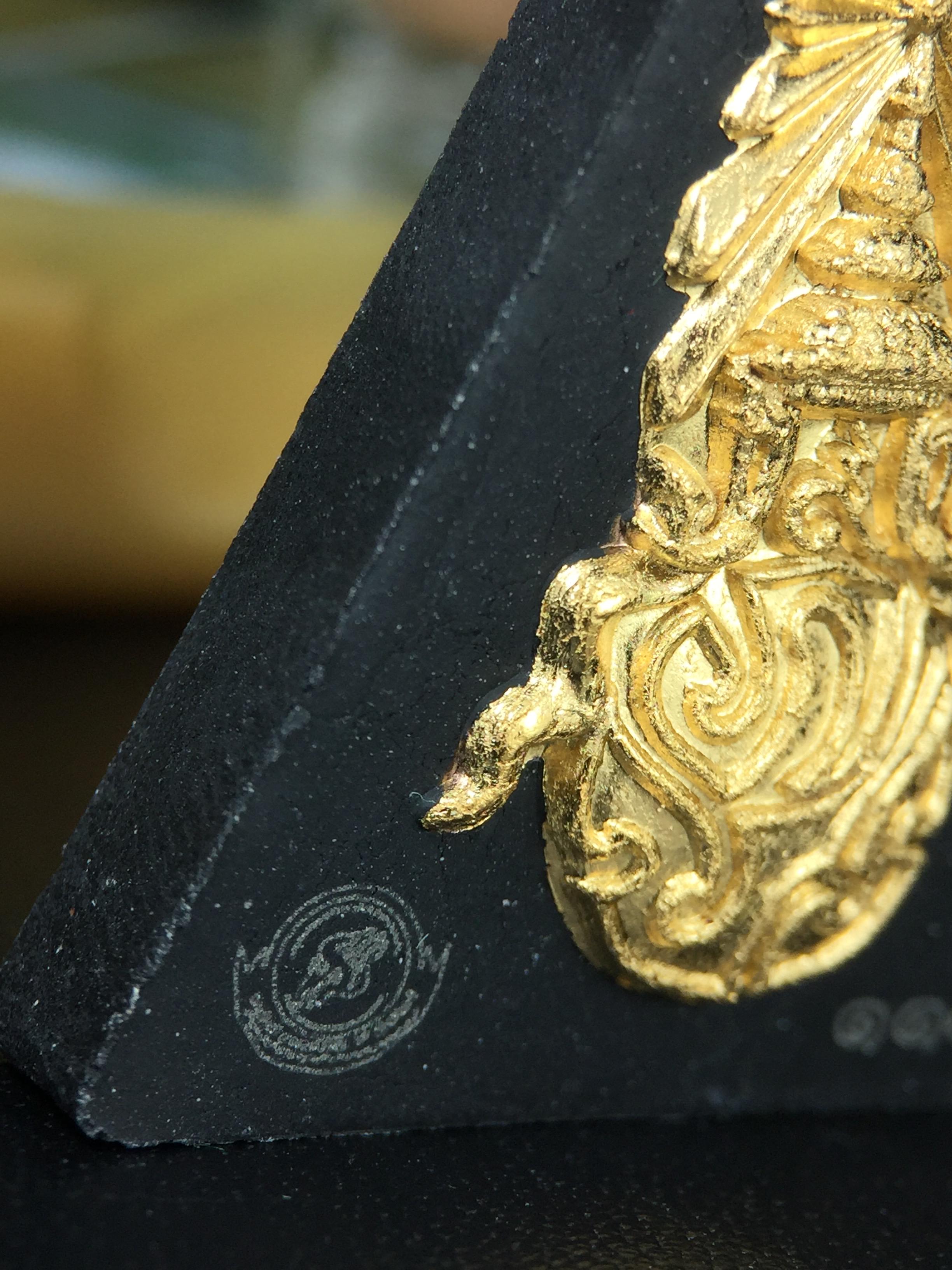 พระพุทธชินราช(จำลอง)ภปร. 84พรรษา เนื้อผงปิดทองด้านหน้า หลัง ภ.ป.ร. ยิงทอง(พระราชทานมวลสาร จิตรลดาและเส้นพระเจ้า ร.9(เส้นผม))ทรงคุณค่าอีกหนึ่งรุ่นยอดนิยม