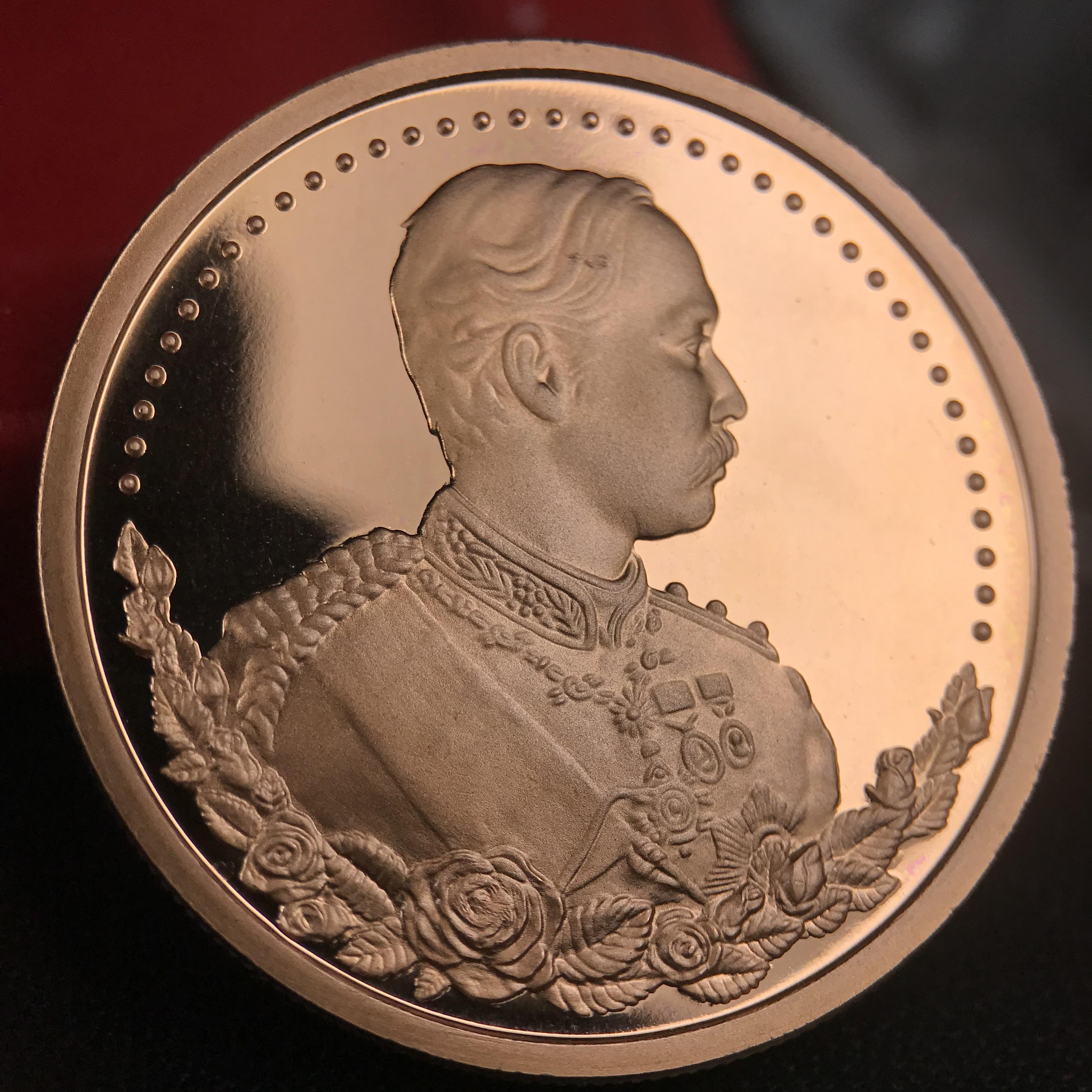 เหรียญรัชกาลที่ 5 หลัง 12 นักษัตริย์ รุ่นมหาลาภ ปี 2539 เนื้อทองแดงขัดเงา บล็อกนอก(เพิร์ธ)ออสเตรเรีย ขนาด 3.2 ซ.ม. กล่องบรรจุเดิมครบสมบูรณ์สวยงาม พิธีพุทธาภิเษก ณ.พระอุโบสถ วัดพระแก้ว สมเด็จพระญาณสังวร สมเด็จพระสังฆราช เป็นประธานพิธี