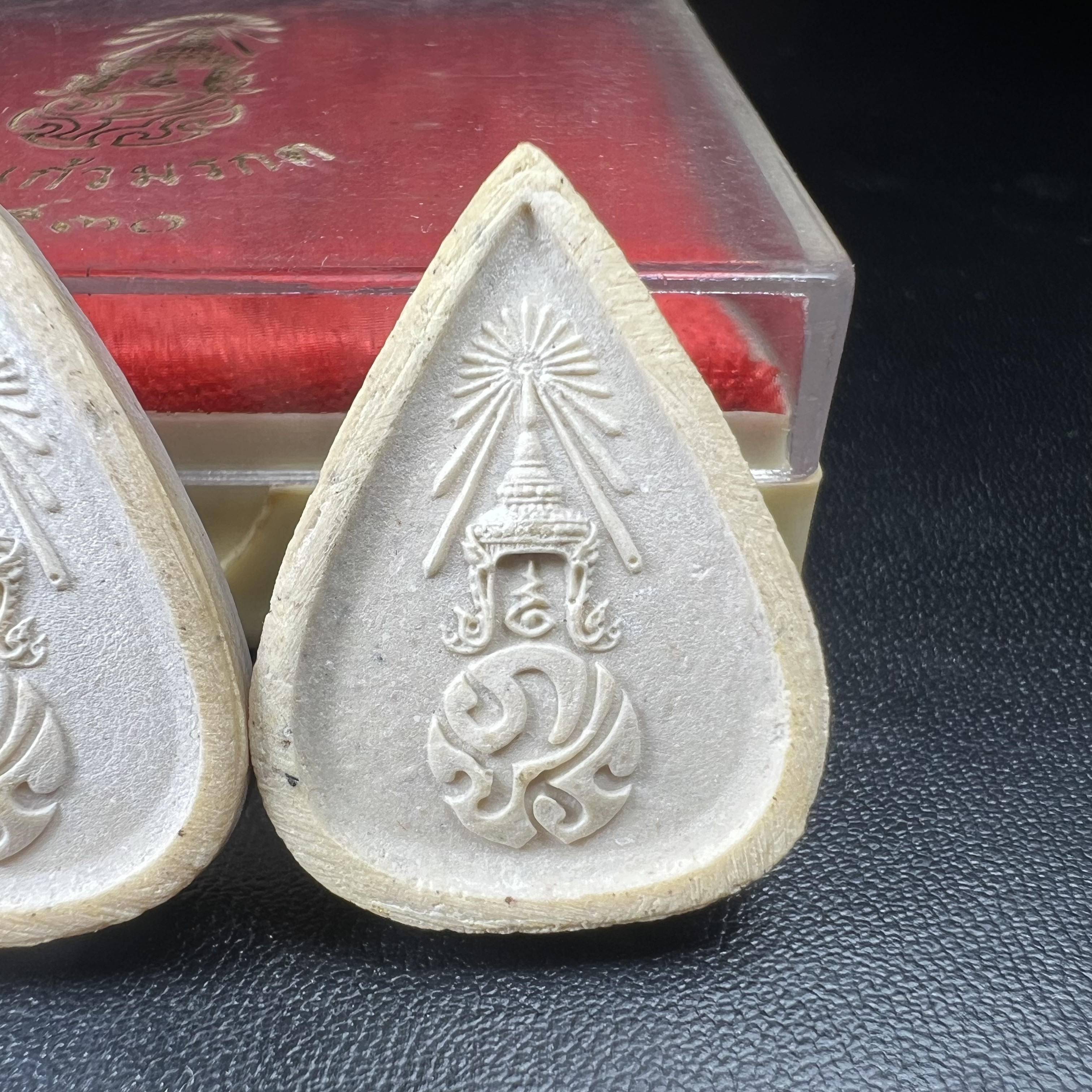 พระแก้วมรกต หลัง ภปร. เนื้อผง ปี2530 พระดี พิธีใหญ่ ประกอบพิธีพุทธาภิเษกพร้อมกับพิธีพระกริ่งปวเรศ ปี2530 วัดบวรนิเวศและวัดพระแก้ว(ครบชุดสามฤดูกล่องเดิมครบ)หายาก