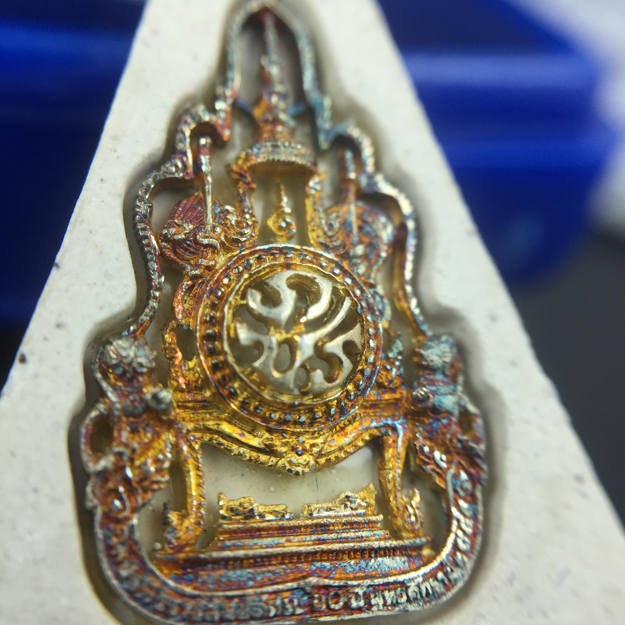 พระแก้วมรกต(จำลอง)ทรงเครื่องฤดูร้อน พระผงบูชา ด้านหน้าปิดทอง ด้านหลังตราสัญลักษณ์ฉลองสิริราชสมบัติครบ 60ปี เนื้อเงินขึ้นสีรุ้งธรรมชาติสร้างสรรค์งดงาม(รุ่นนี้ได้พระราชทานเส้นพระเจ้า(เส้นผม)รัชกาลที่9ในการจัดสร้าง)