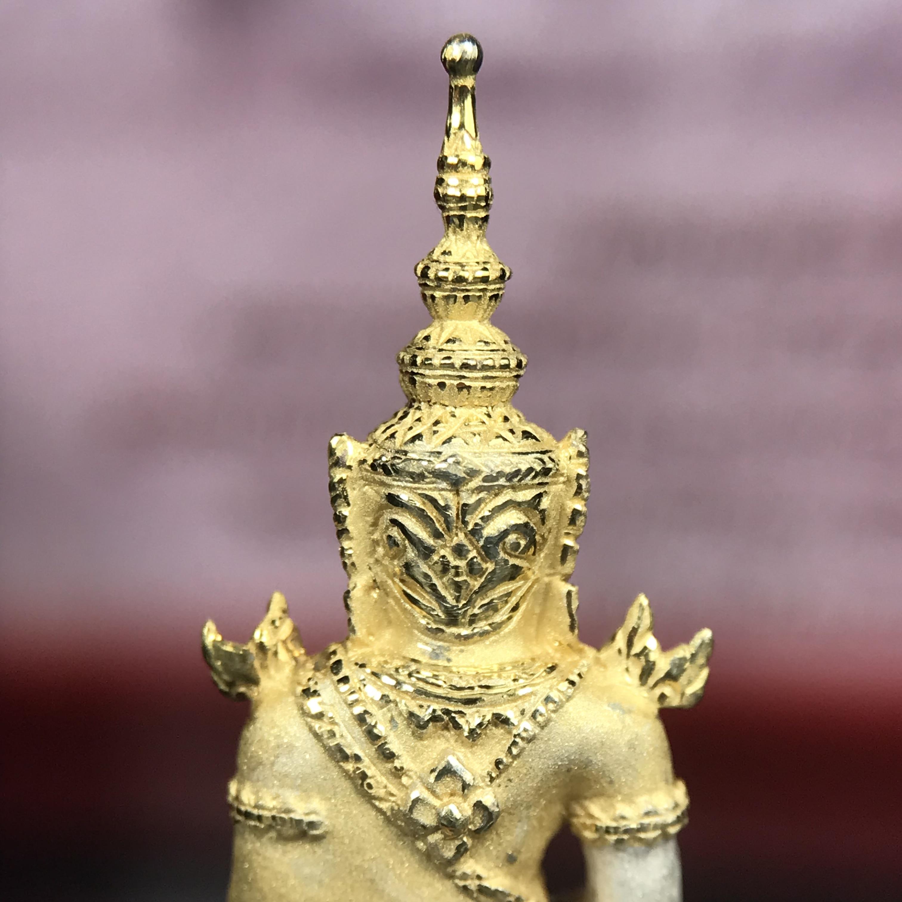 พระแก้วมรกต ภปร.(รุ่นแรก) ปี2545 จัดสร้างในมหาวโรกาส พระบาทสมเด็จพระเจ้าอยู่หัวรัชกาลที่ 9 ครบรอบ 75 พรรษา และฉลองกรุงรัตนโกสินทร์ครบ 220 ปี พิมพ์ลอยองค์ใหญ่ เนื้อเงินบริสุทธิ์ 92.5%(สามกษัตริย์) ขนาด 19*35 มม. พร้อมกล่อง สวยครบสมบูรณ์(องค์หมายเลข ๒๐๐)