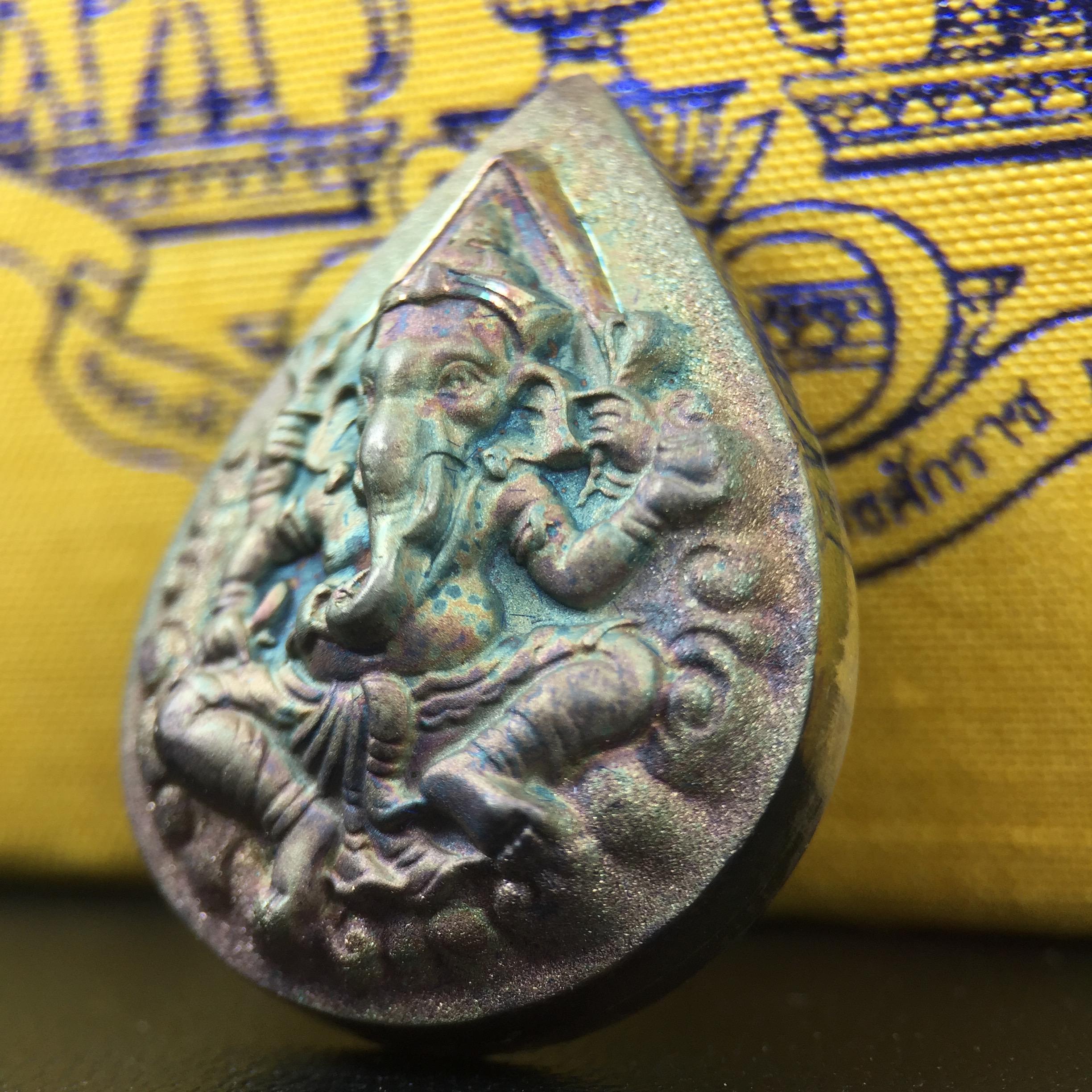 เหรียญพระพิฆเนศวร ญสส. ชุดกาญจนาภิเษกครองราชย์ 50 ปี พุทธศักราช 2538 พิมพ์ใหญ่(2.9 ซม.) เนื้อเงินผิวเดิมกลับดำขึ้นสีรุ้งเข้มขลังงดงามธรรมชาติสร้างสรรค์ สภาพสวยเดิมพร้อมกล่องบรรจุเดิม ตอกโค๊ดหมายเลขกำกับ(1ใน 5539องค์)