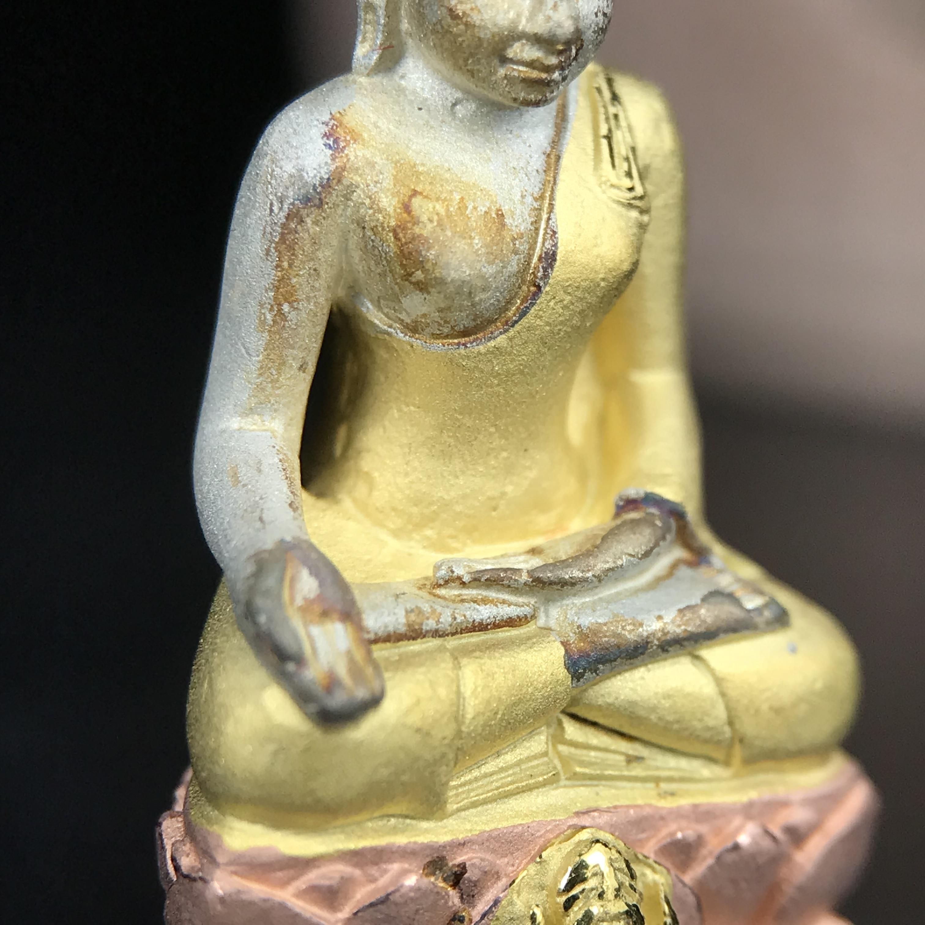 พระกริ่งไพรีพินาศ ตรากาญจนาภิเษกครองสิริราชสมบัติครบ 50 ปี รัชกาลที่9 ปี2540 เนื้อเงินสามกษัตริย์(ผิวเดิมสวย ครบ สมบูรณ์)พร้อมกล่องบรรจุเดิมครบ ชุดพระราชทาน(หายาก)(เข้มขลังทรงอานุภาพยิ่งใหญ่กำราบศัตรูพ่ายสิ้น พระไพรีพินาศ)(หายากพบเจอได้น้อยมาก)1ใน 539องค์