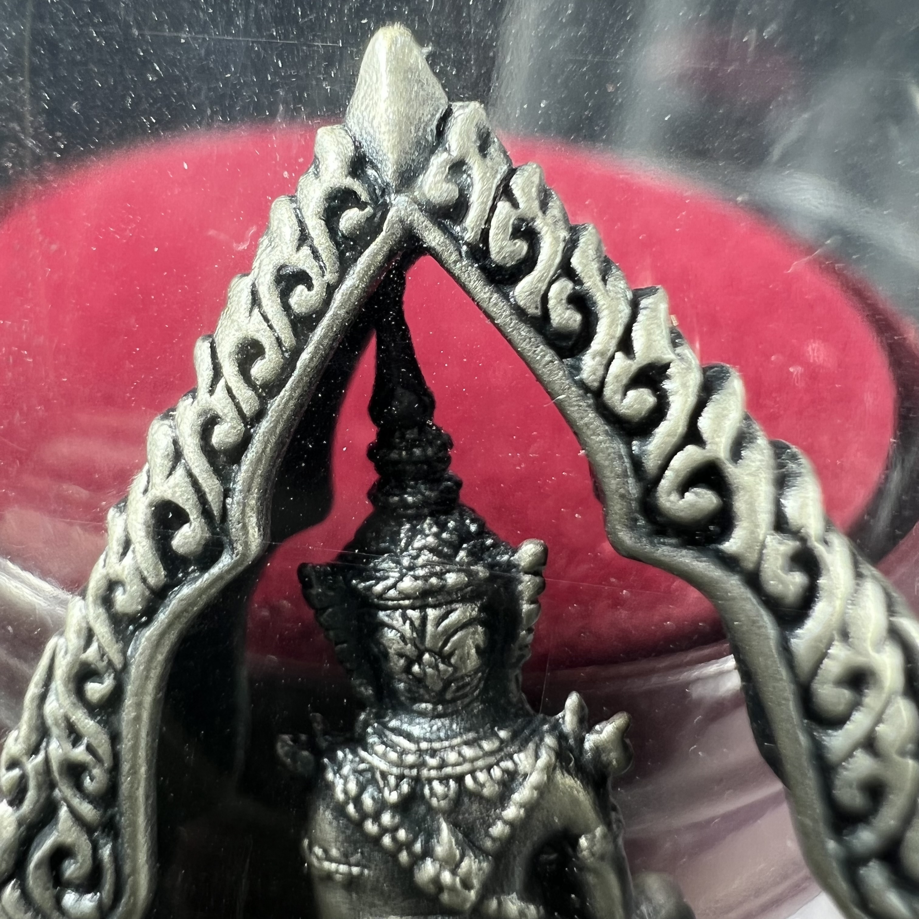 พระแก้วมรกต ภปร.(รุ่นแรก) ปี2545 รุ่นฉลองกรุงรัตนโกสินทร์ครบ 220 ปี พิมพ์ลอยองค์ทรงหยดน้ำ เนื้ออัลปาก้า ชุบเงินลงดำ ขนาด 18*27 มม. พร้อมครอบตั้งโชว์เดิม องค์พระซีนซองเดิม สวยครบสมบูรณ์