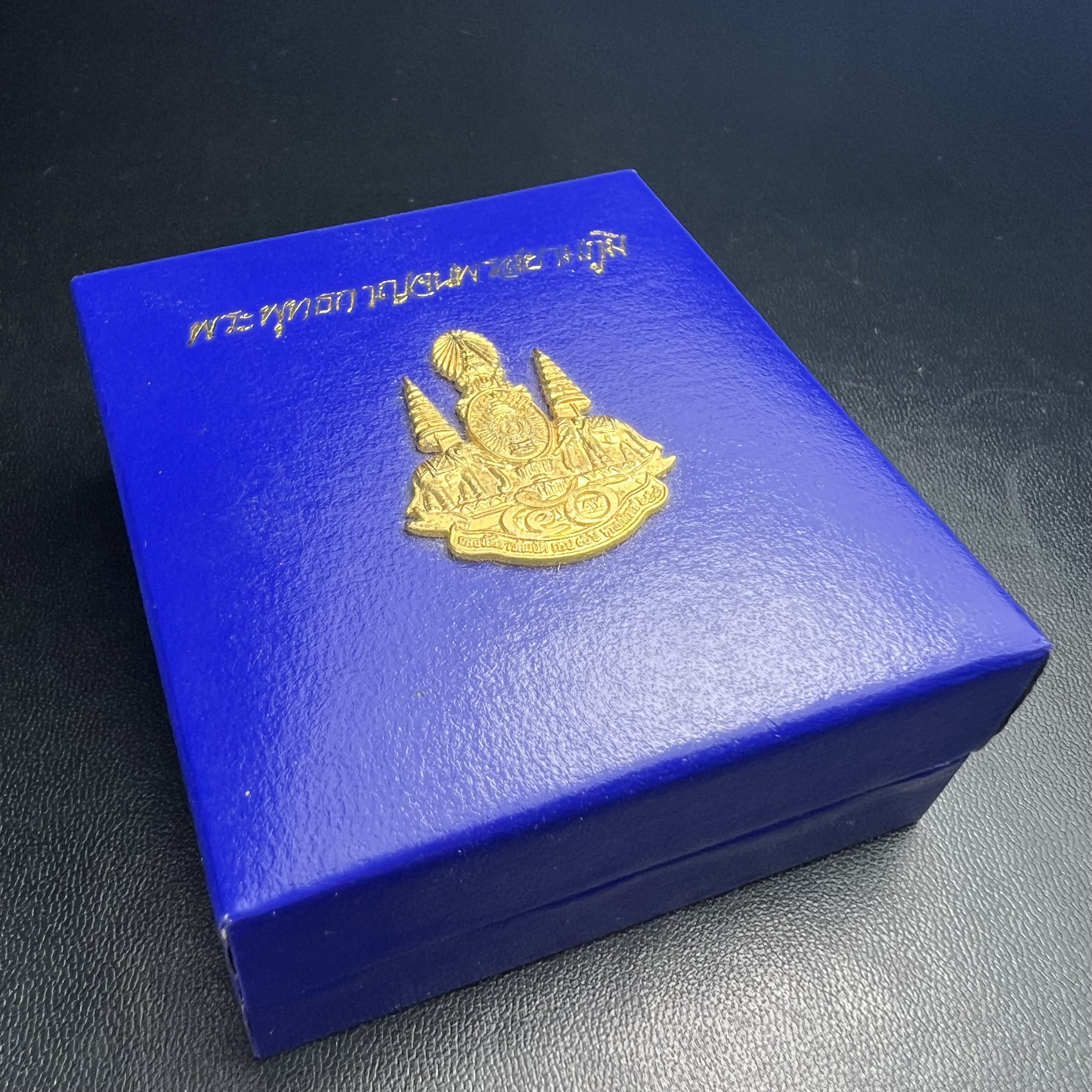 พระพุทธกาญจนพรสยามภูมิ ภปร. ปี 2539 เนื้อเงินสามกษัตริย์พื้นทรายประกาย(ผิวเดิมสวย) พิมพ์ทรงใบขนุน ขนาด3.2ซม. พระพุทธรูปประจำพระชนมวาร รัชกาลที่9 จัดสร้างในวโรกาสทรงครองสิริราชสมบัติครบ50ปี(องค์หมายเลขมหามงคลเลข ๙๙๙(เจริญก้าวหน้าในทุกด้าน)(1 ใน 5000 องค์)