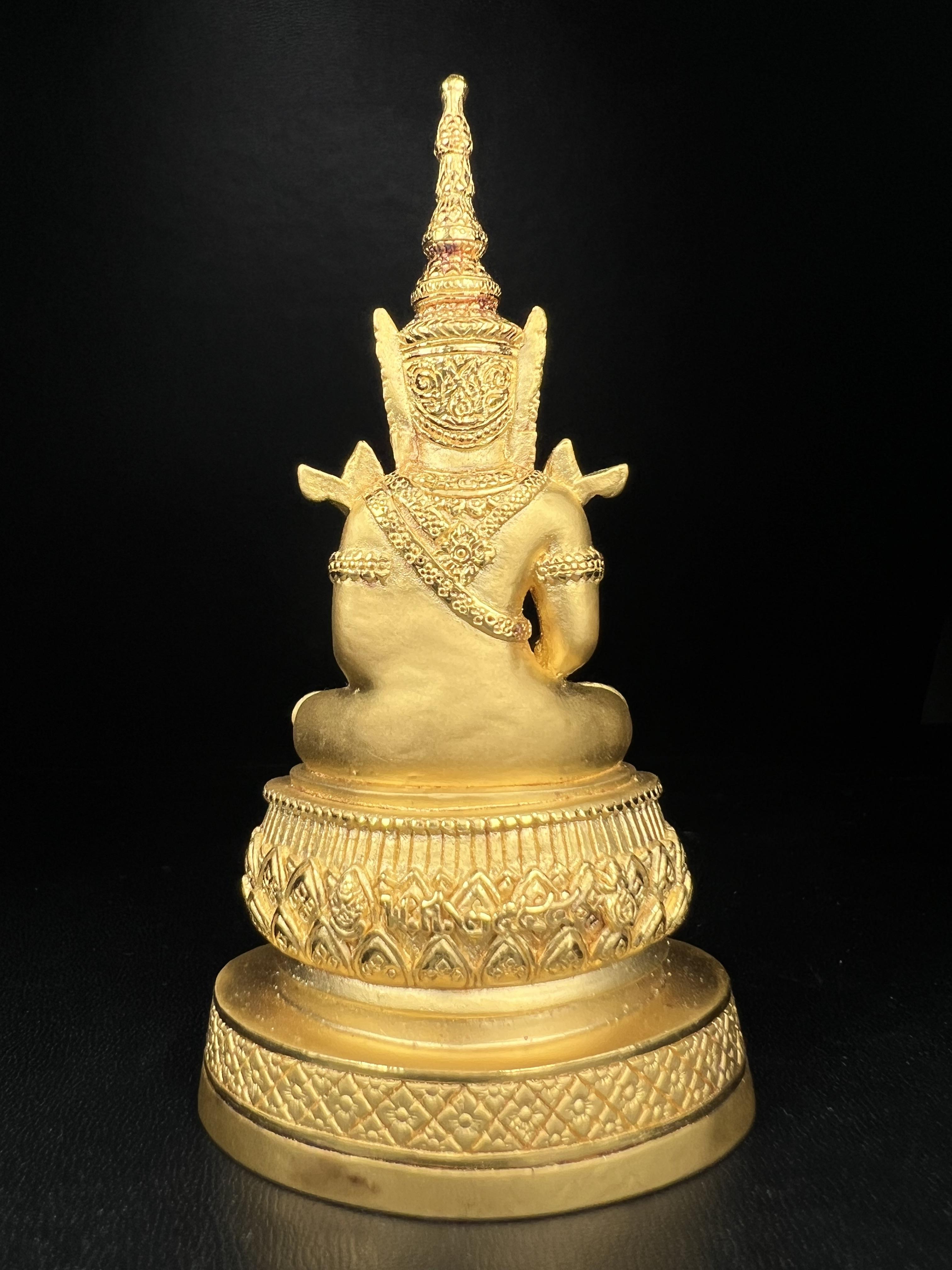 พระแก้วมรกต ภปร.(รุ่นแรก)ปี2545 รุ่นฉลองกรุงรัตนโกสินทร์ครบ 220 ปี หล่อลอยองค์ เนื้อทองคำบริสุทธิ์99.99% ขนาดบูชา 50*90 มม.(องค์หมายเลข ๗๘๙)(เลขมังกร 789 พลังแห่งความ มั่งคั่ง ร่ำรวย อำนาจ บารมี)สุดยอดมงคลแผ่นดินที่ควรเก็บรักษา บูชาเป็นมงคลชีวิต(หายากมาก)