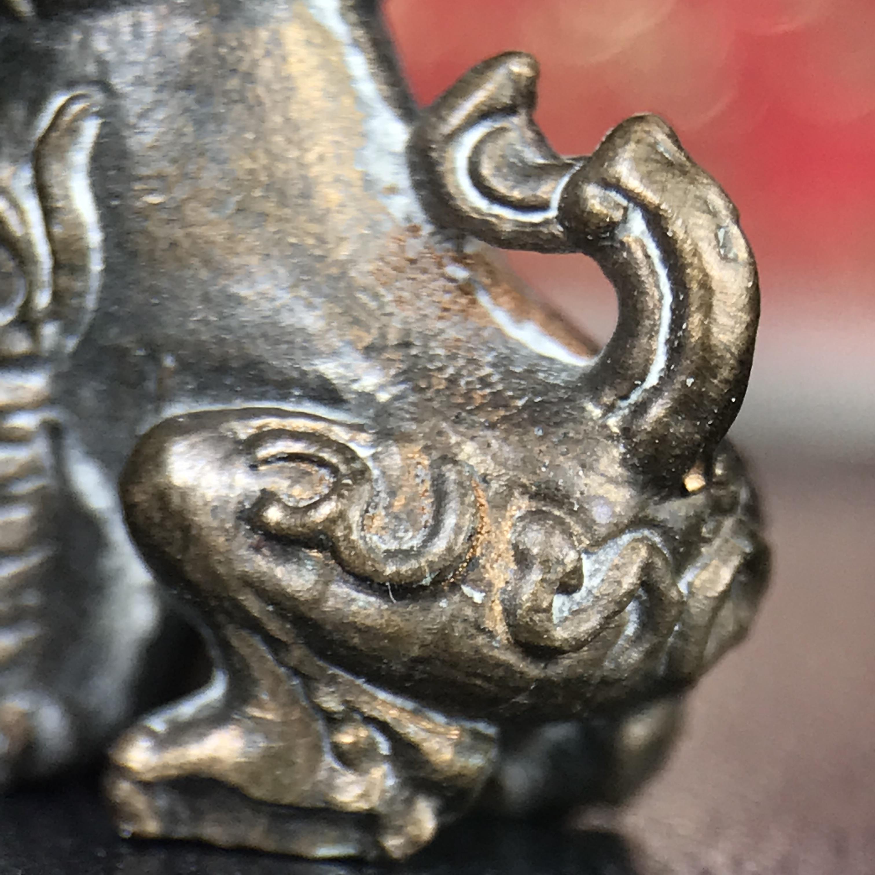 สิงห์เจ้าพ่อดำ วัดบุพพาราม จ.เชียงใหม่ ปี 2518 เนื้อนวโลหะ(ตอก 2 โค๊ต)หายาก(สภาพผิวเดิมสวยเดิมกล่องครบ) สิงห์รุ่นนี้มีพิธีดีมีเกจิอาจารย์ที่ร่วมปลุกเสกมากมาย****เครื่องราง ที่พระบาทสมเด็จพระเจ้าอยุ่รัชกาลที่ ๙ ทรงเสด็จฯประกอบพิธีด้วยพระองค์เอง