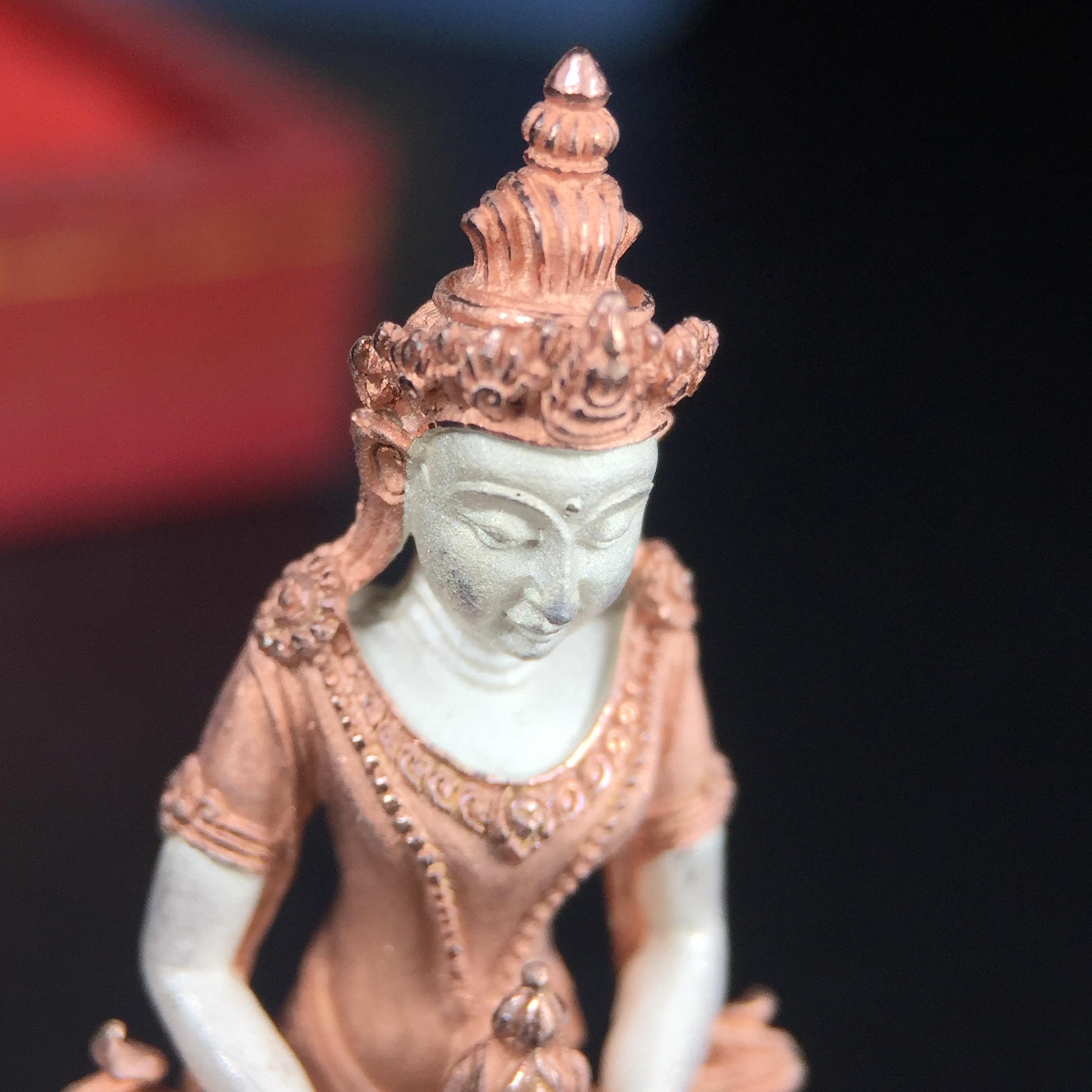 พระกริ่งอวโลกิเตศวร ( เจ้าแม่กวนอิม ) วัดโพธิ์แมนคุณาราม เนื้อเงิน 3 กษัตริย์ พ่นทราย รุ่นอุดมโภคทรัพย์ พ.ศ.2539(ผิวสวยเดิมพร้อมกล่องบรรจุการ์ดใบรับรองเดิมครบ) (อีกหนึ่งรุ่นยอดนิยม พุทธศิลป์สวยงดงาม)