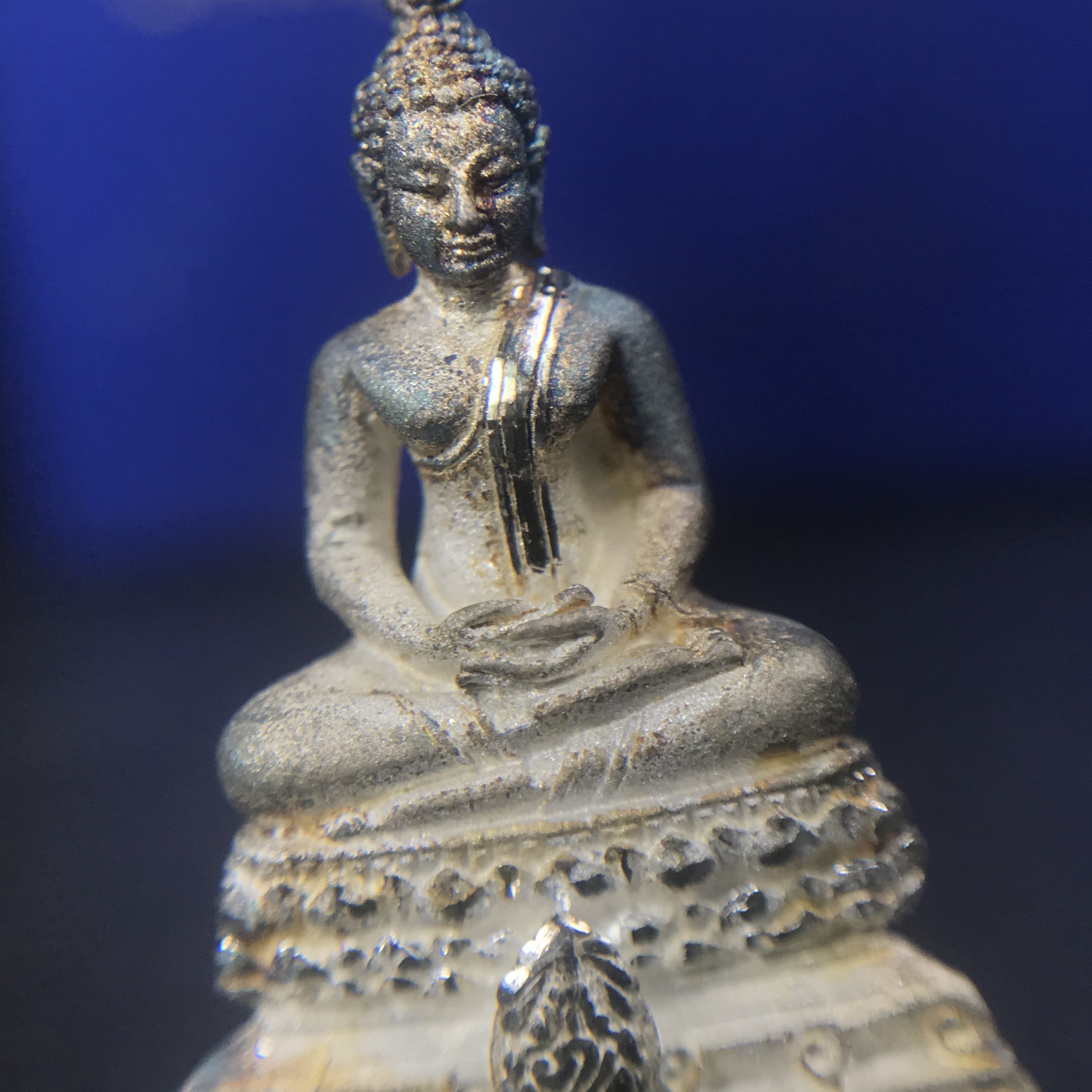 พระชัยวัฒน์พุทธสิหิงค์ ภปร. รุ่นสร้างหอพระธรรมศาสตร์ ปี2542 เนื้อเงิน(ผิวเดิม ขึ้นสีรุ้งธรรมชาติ แบบนิยม) มหาพิธี 3วาระอันยิ่งใหญ่