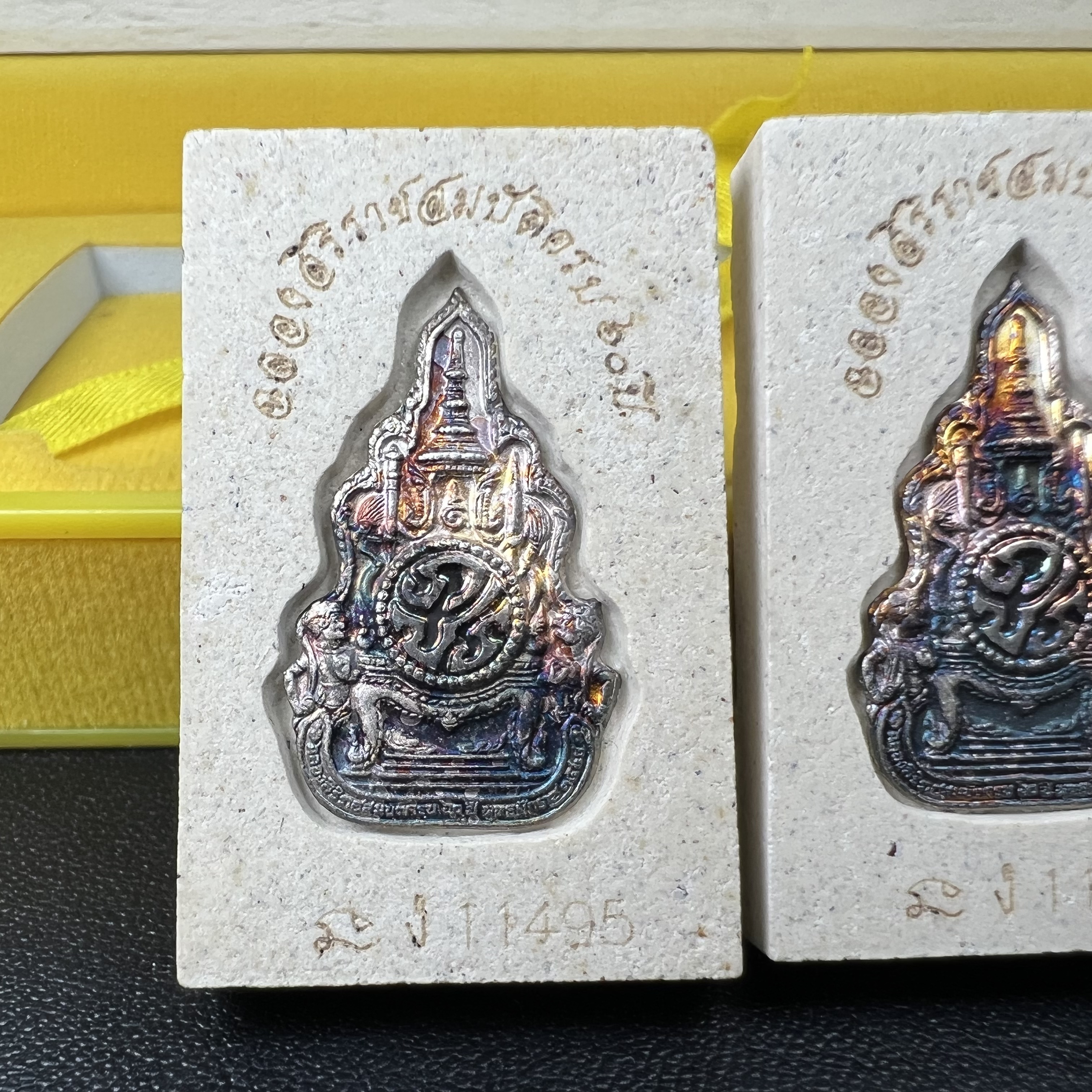 พระสมเด็จพิมพ์ใหญ่ เฉลิมพระเกียรติ พร้อมทั้งอัญเชิญตราสัญลักษณ์ฉลองครองราชย์ครบ 60 ปี เนื้อเงิน 99.9%(ผิวเดิมขึ้นสีรุ้งธรรมชาติ สวย) ประดิษฐานด้านหลังองค์พระ ครบชุด 3 องค์(พระผงพุทธคุณผสมบุษราคัม ไพลิน ทับทิม)