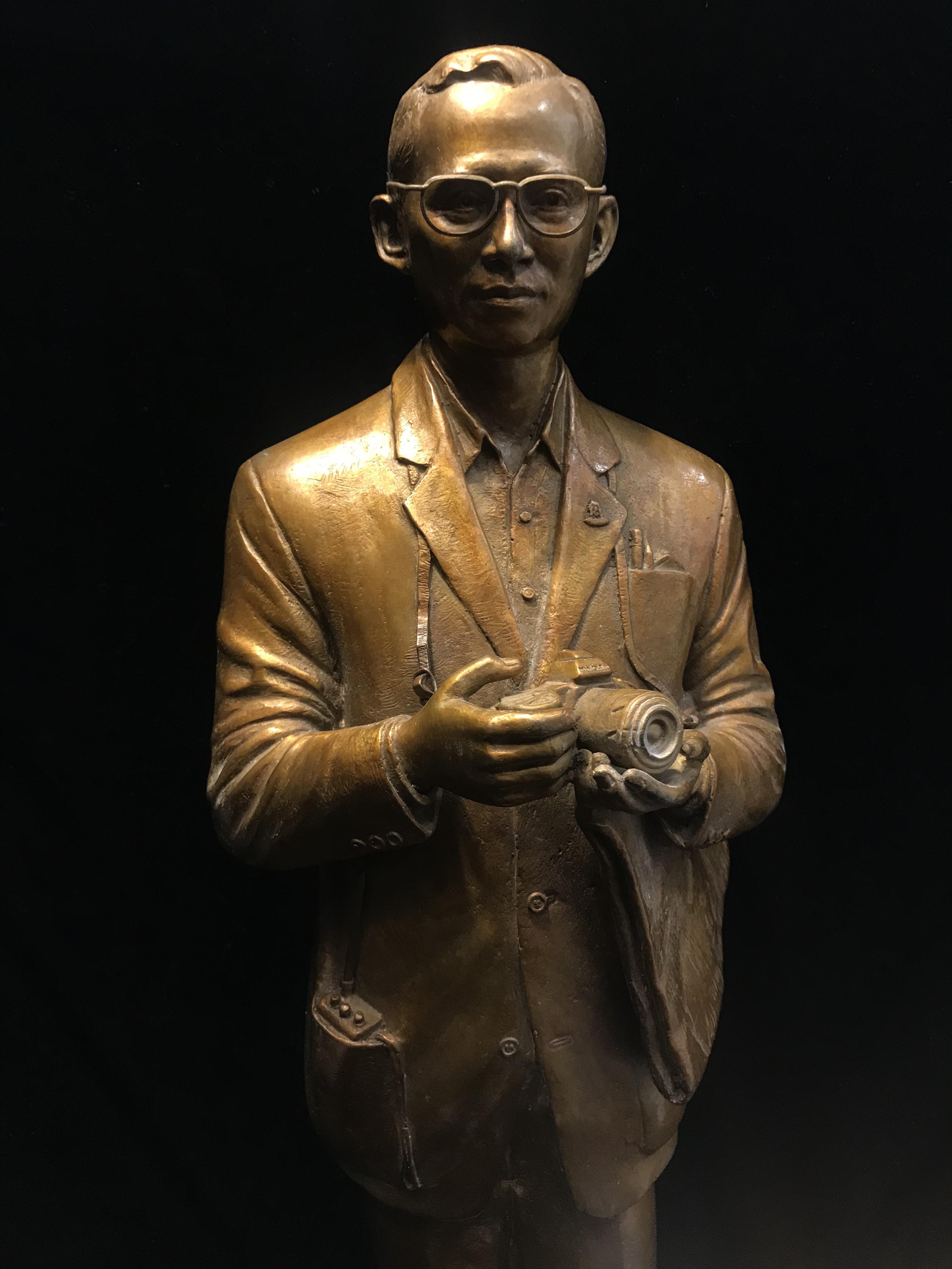 รูปหล่อพระบรมรูปพระบาทสมเด็จพระเจ้าอยู่หัว “ทรงงาน” เนื่องในโอกาสเฉลิมพระชนมพรรษา 86 พรรษา 5 ธันวาคม 2556 (ในหลวงท่านทรงดำริให้จัดสร้าง และ ตรวจงานด้วยพระองค์เอง)