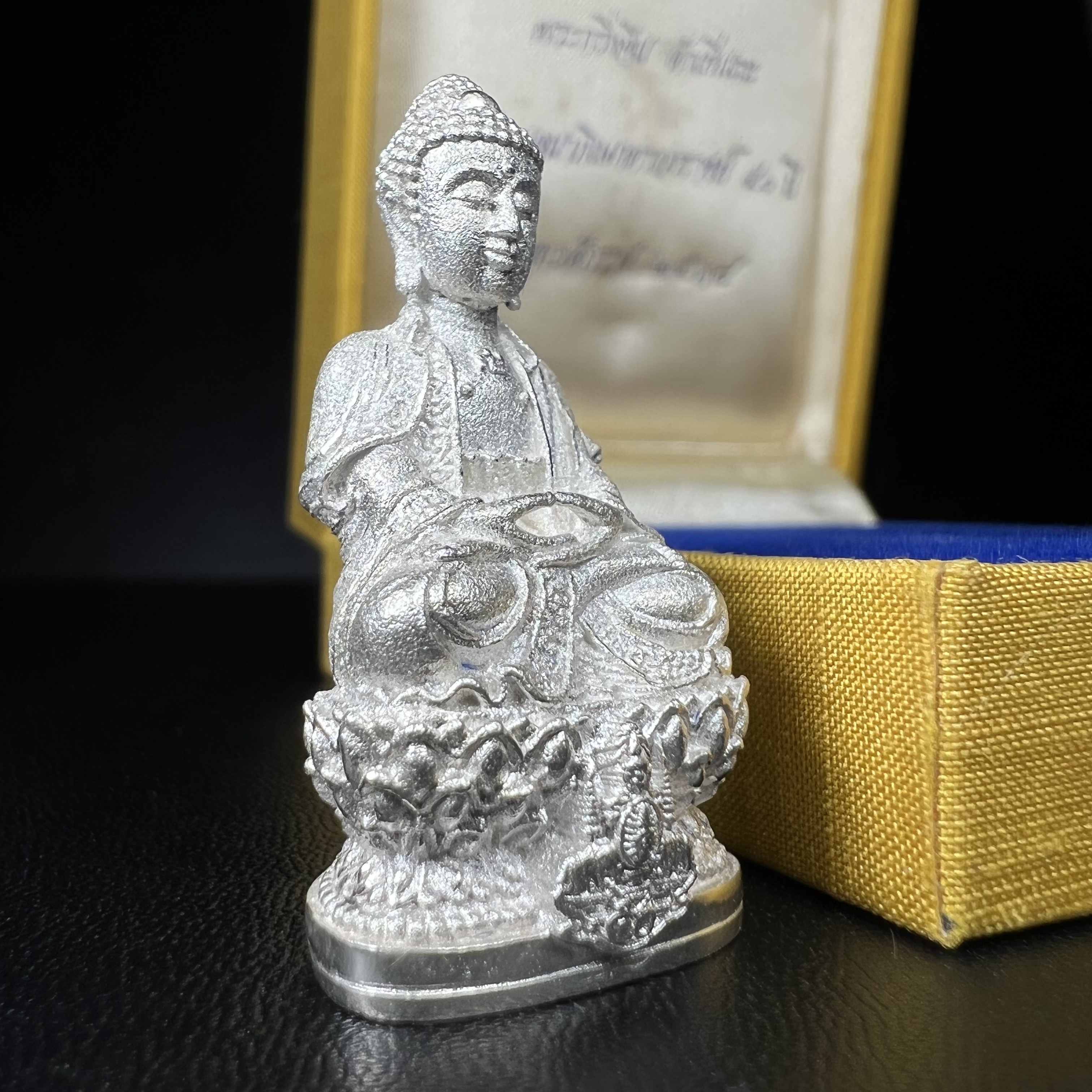 พระกริ่งจีน "ต้าเยิ่นถะ" (เนื้อเงิน) รุ่น กาญจนาภิเษก ครองราชย์ 50 ปี วัดบวรนิเวศวิหาร ปี2538 (คัดสภาพสวยเดิม พิธีใหญ่ พุทธศิลป์งดงาม)1 ใน 6001 องค์