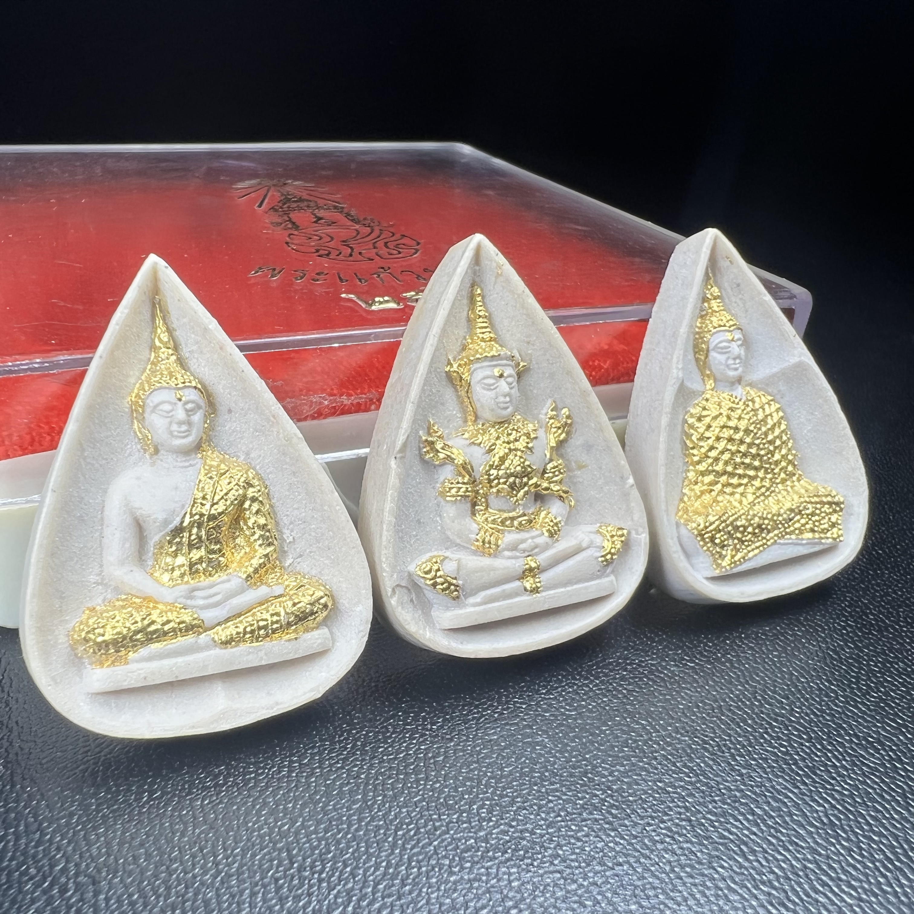 พระแก้วมรกต หลัง ภปร. เนื้อผง ปี2530 พระดี พิธีใหญ่ ประกอบพิธีพุทธาภิเษกพร้อมกับพิธีพระกริ่งปวเรศ ปี2530 วัดบวรนิเวศและวัดพระแก้ว(ครบชุดสามฤดูกล่องเดิมครบ)หายาก