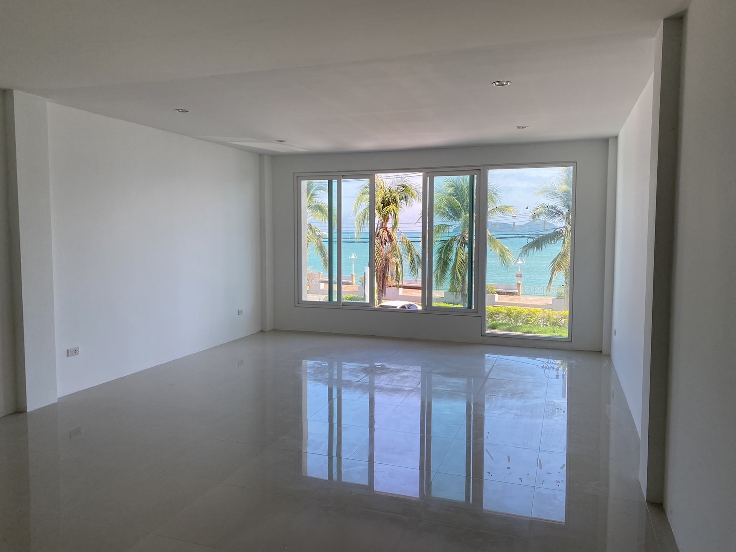 For Sales : Sea front, 2-Story commercial buildings, 3 Bedroom 6 Bathroom