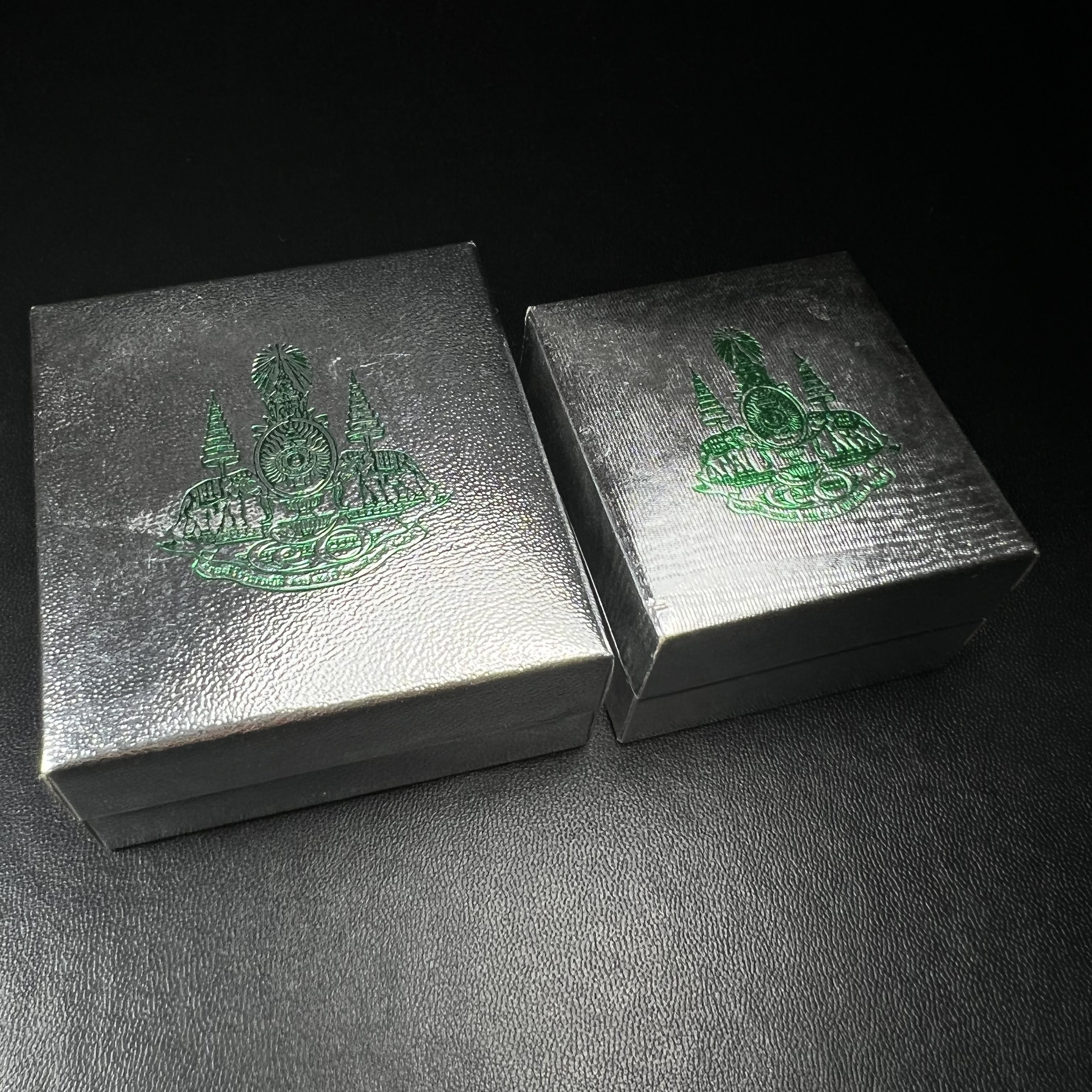 พระกริ่ง+พระชัยวัฒน์พระพุทธนวราชบพิตร ครองสิริราชสมบัติครบ 50 ปี พ.ศ.2540 เนื้อเงินผิวเดิมๆขึ้นสีรุ้งธรรมชาติแบบนิยม(หายาก)(สีสันที่ธรรมชาติสรรค์สร้าง)พร้อมกล่องบรรจุเดิมครบ(1ชุด 2 องค์)1 ใน 9500 ชุด