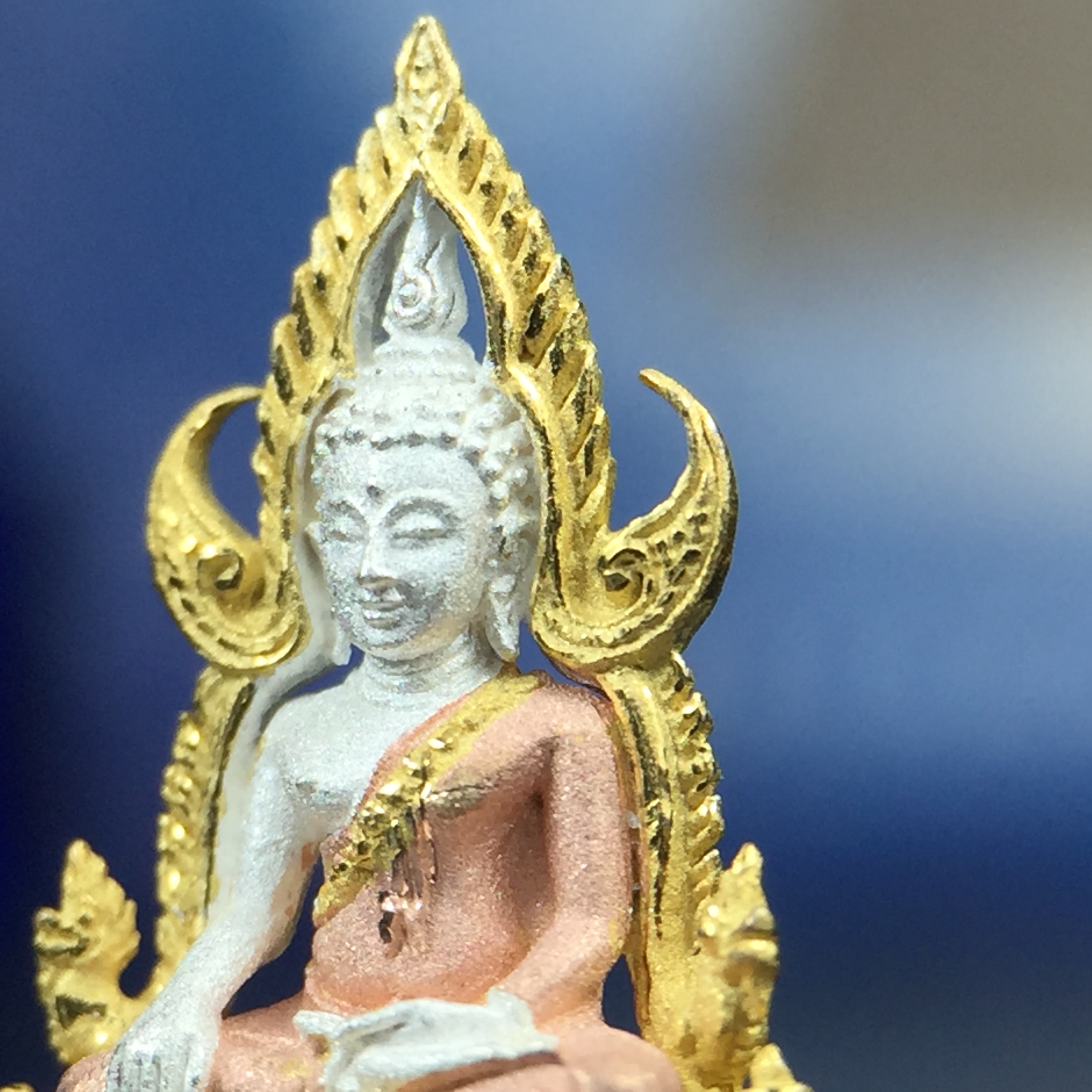 พระพุทธชินราช ภปร. โครงการ เพราะแผ่นดินนี้คือแผ่นดินเกิด เนื้อเงินชุบสามกษัตริย์ ปี2551 ขนาดหน้าตัก1/4นิ้ว (สวยงามหายาก)