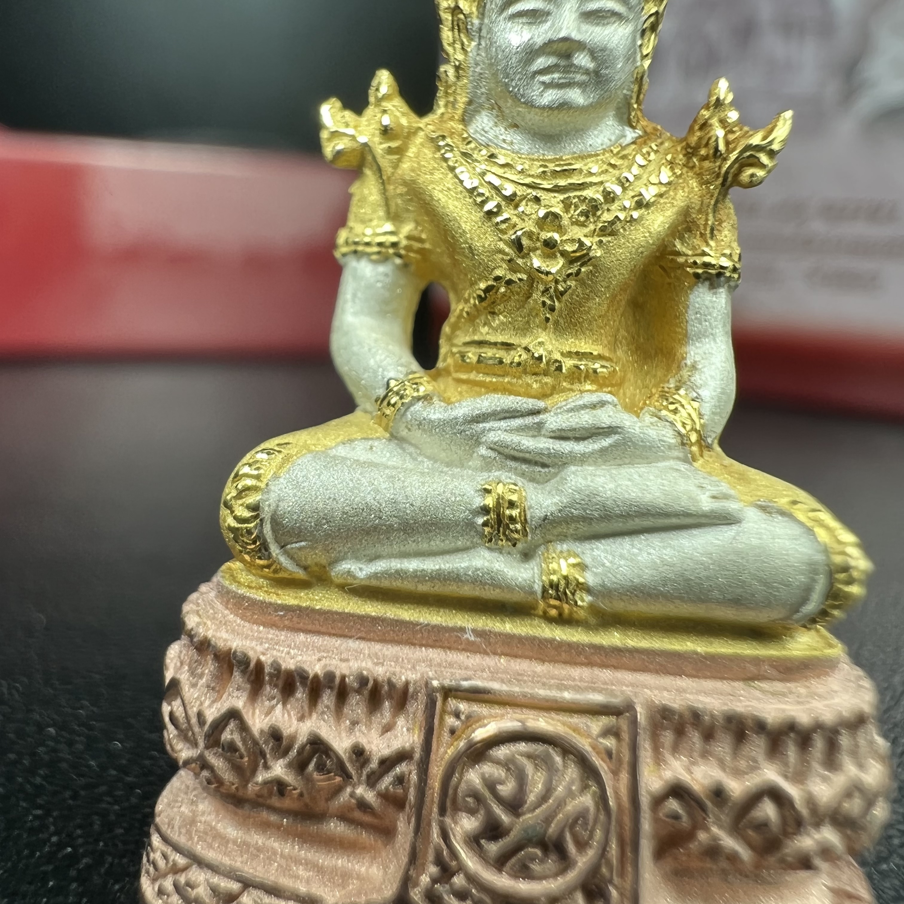 พระแก้วมรกต ภปร.(รุ่นแรก) ปี2545 รุ่นฉลองกรุงรัตนโกสินทร์ครบ 220 ปี พิมพ์ลอยองค์ใหญ่ เนื้อเงินบริสุทธิ์ 92.5% (สามกษัตริย์) ขนาด 19*35 มม. พร้อมกล่องบรรจุดิม สวยครบสมบูรณ์