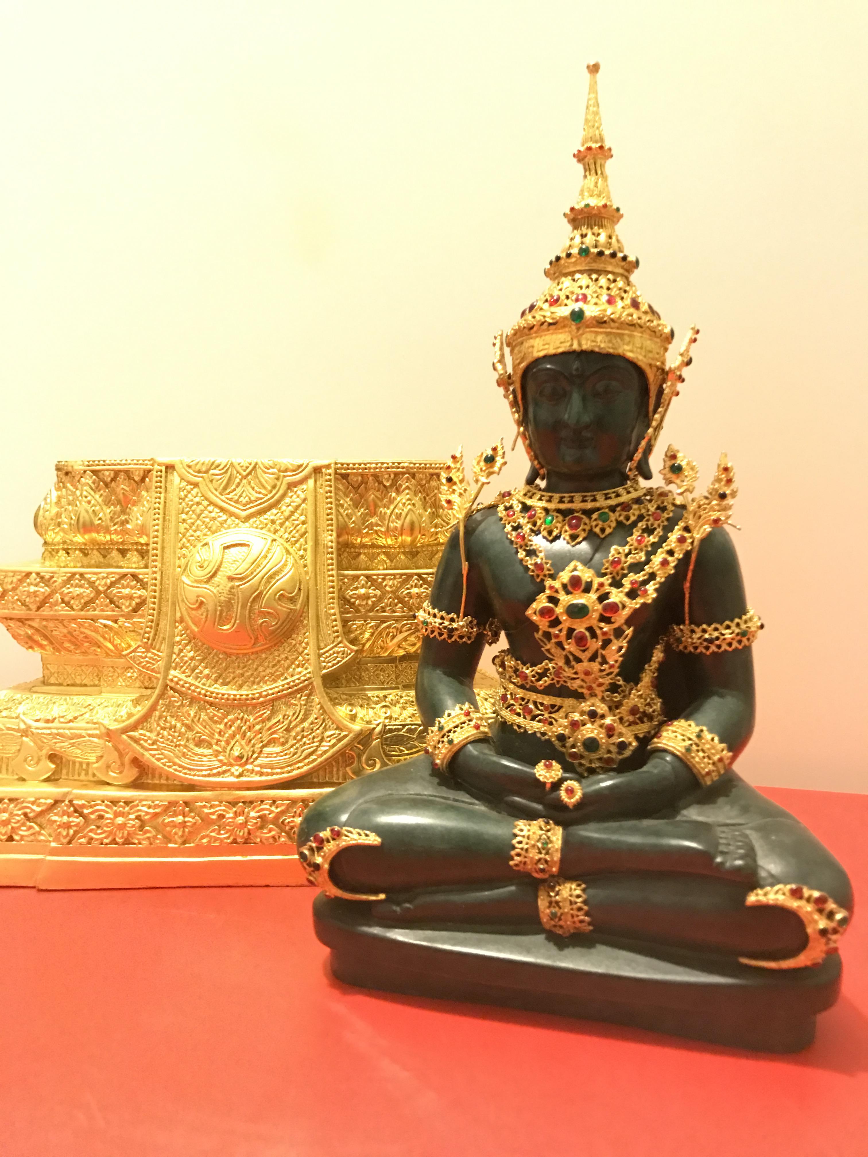 พระพุทธมหามณีรัตนปฏิมากร จำลอง (พระแก้วมรกต) ขนาดบูชาหน้าตัก 5 นิ้ว ตราสัญลักษณ์ ภ.ป.ร. รุ่นแรก ปี2547 เนื้อนวโลหะเคลือบสีเขียว(เครื่องทรงนวโลหะชุบทองไมครอน)