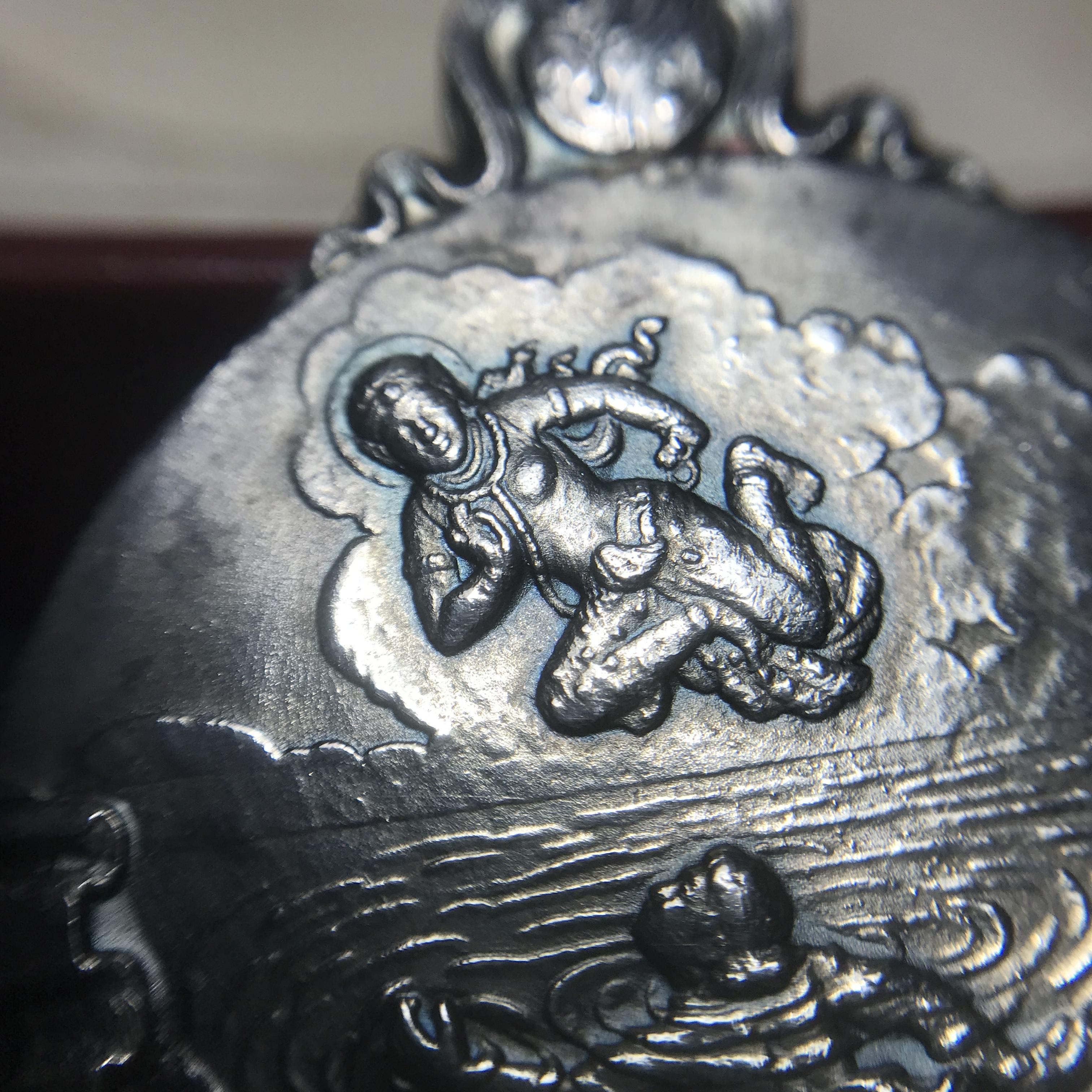 เหรียญพระมหาชนก ปี2539(รุ่นแรก) เนื้อเงิน พิมพ์ใหญ่บล็อกนิยมหายากสุดในรุ่น(วงเดือน คอจุด) ผิวเดิมสีรุ้งธรรมชาติแบบนิยม พร้อมหนังสือสภาพสวยครบชุด