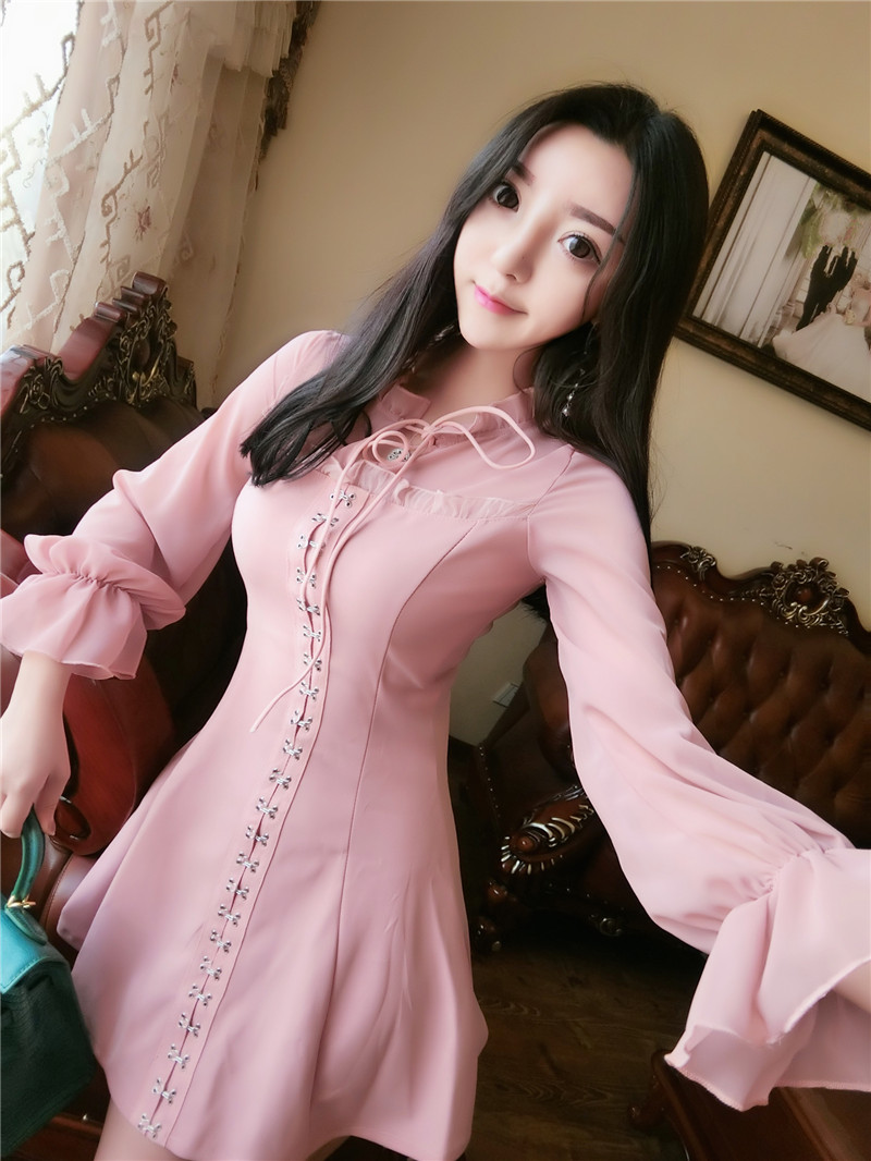 ชุดเดรสสั้นสีชมพูผ้าชีฟอง+ผ้าโพลีเอสเตอร์แขนยาว ทรงปล่อยสวยสดใส