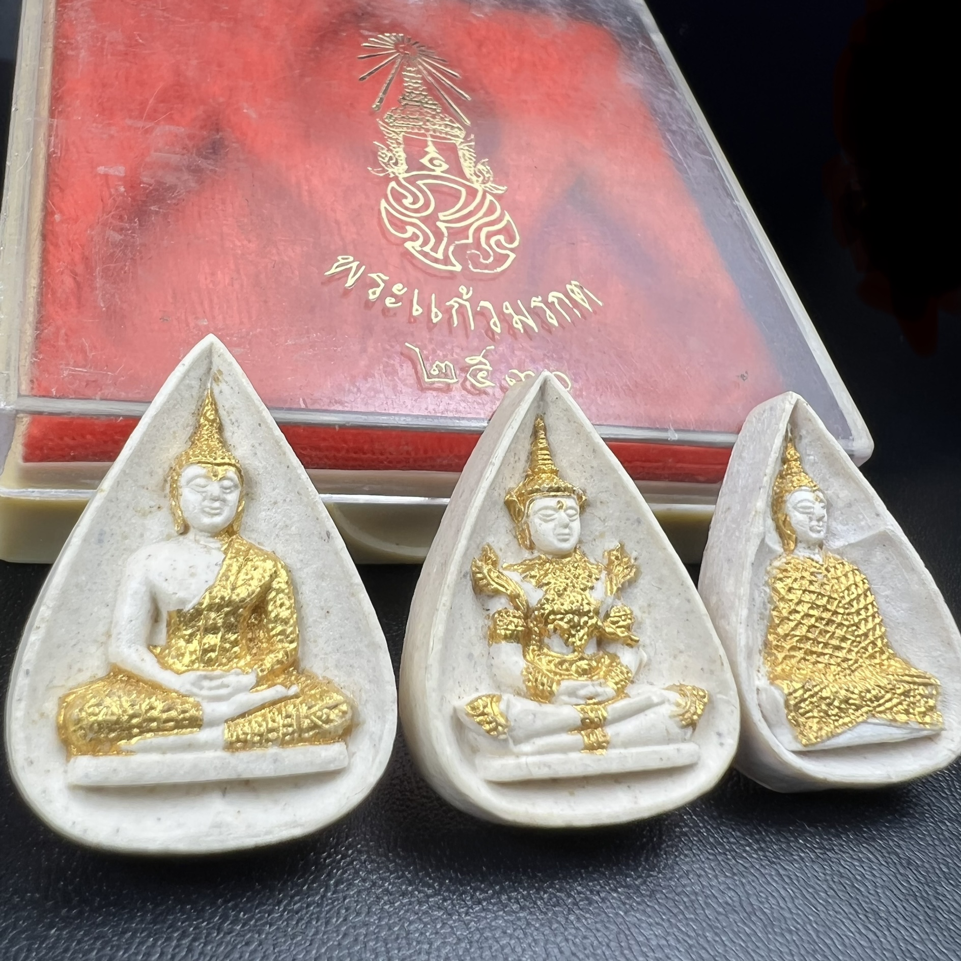 พระแก้วมรกต หลัง ภปร. เนื้อผง ปี2530 พระดี พิธีใหญ่ ประกอบพิธีพุทธาภิเษกพร้อมกับพิธีพระกริ่งปวเรศ ปี2530 วัดบวรนิเวศและวัดพระแก้ว(ครบชุดสามฤดูกล่องเดิมครบ)หายาก