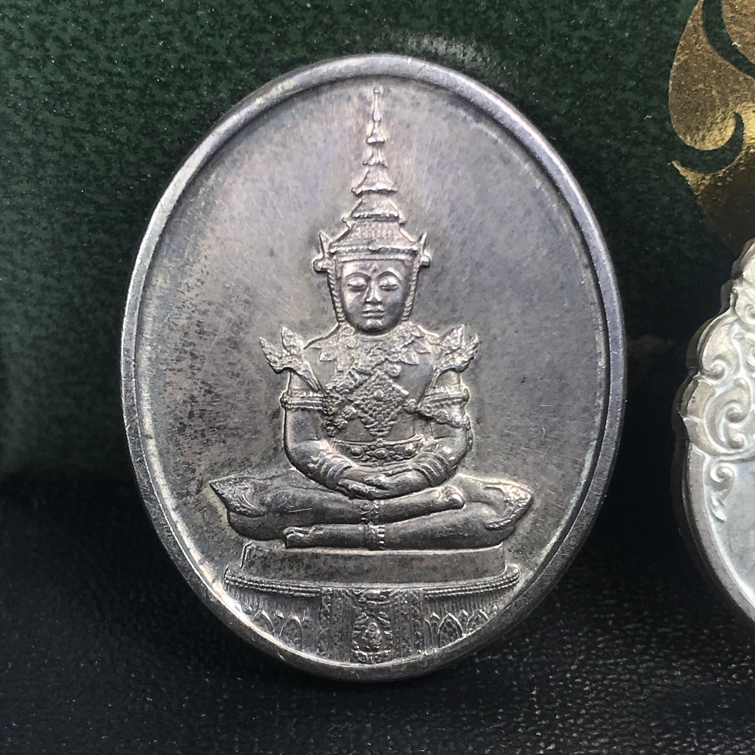 เหรียญพระแก้วมรกตหลัง ภปร ฉลองกรุงรัตนโกสินทร์ครบ 200 ปี พ.ศ.2525 เนื้อเงินกล่องบรรจุเดิมครบ3พิมพ์(บล็อกพระราชศรัธา)(ในหลวงรัชกาลที่9 เสด็จในพิธี)