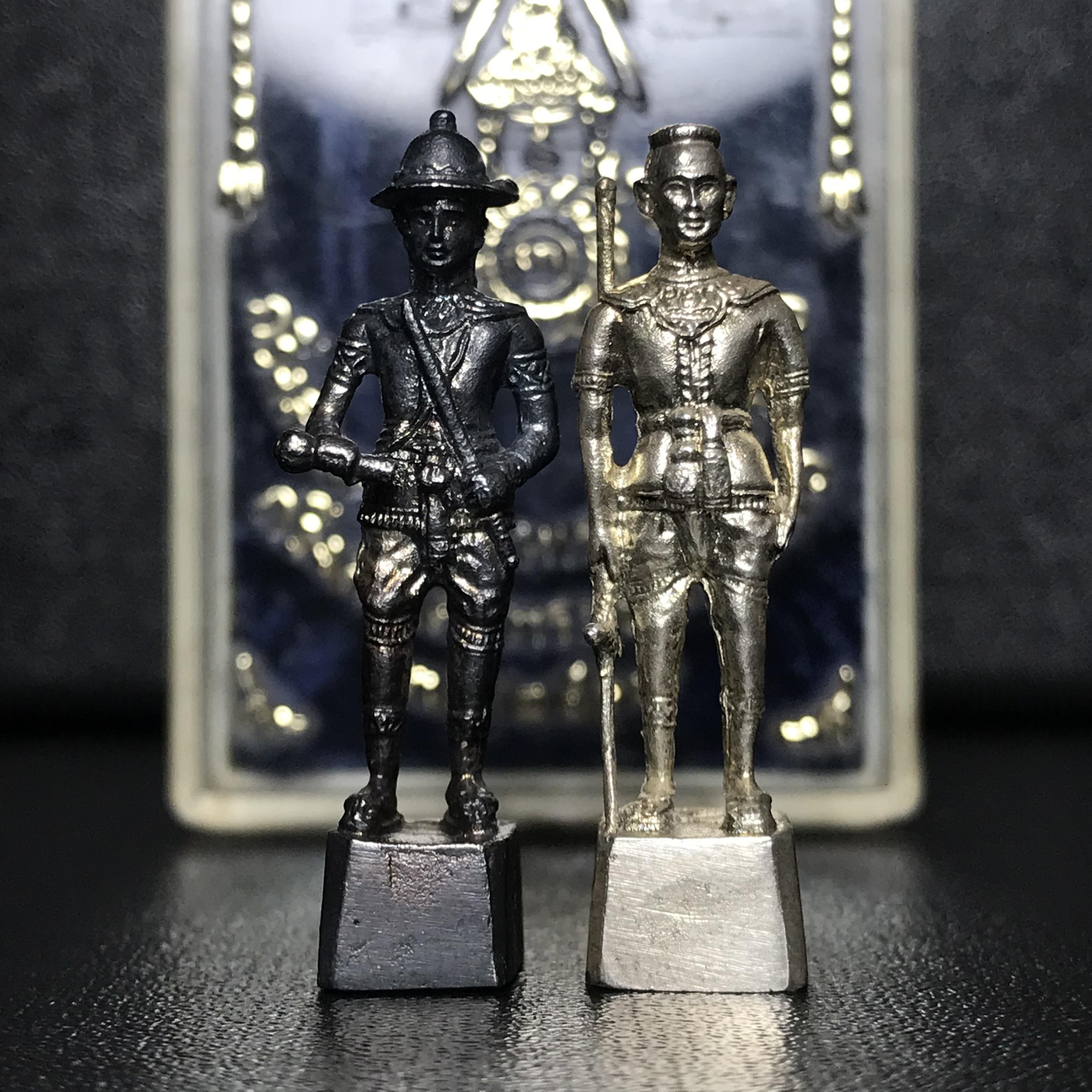 พระกริ่งสมเด็จพระนเรศวร-พระกริ่งสมเด็จพระเอกาทศรถ กองทัพภาคที่3จัดสร้าง ปี2517 เนื้อเงินกล่องเดิม(หายาก)(1ใน120ชุด)(ในหลวง ร.9 เสด็จในพิธี)